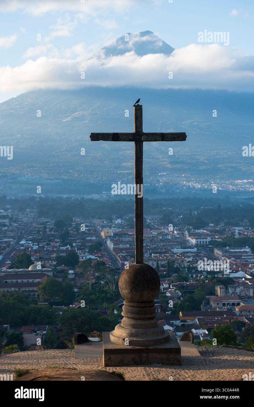 Ein Kreuz und der Vulkan de Fuego am Cerro de La Cruz Stockfoto Ein Kreuz und der Vulkan de Fuego am Cerro de La Cruz Stockfoto