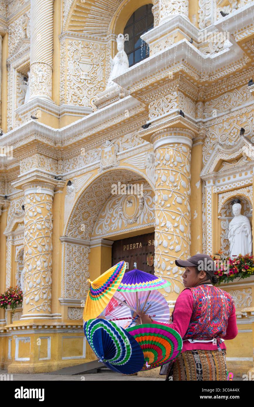 Frau mit traditioneller Kleidung, die Regenschirme in der Kirche La Merced verkauft Stockfoto Frau mit traditioneller Kleidung, die Regenschirme in der Kirche La Merced verkauft Stockfoto