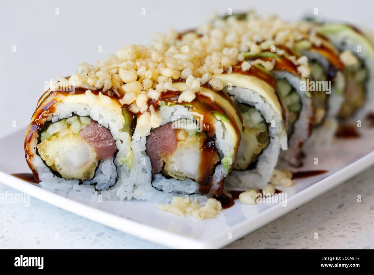 Sushi-Rolle mit Tempura-Flocken im Bamboo Sushi-Restaurant in San Ramon,  Kalifornien, 23. Januar 2022. Foto mit freundlicher Genehmigung von Sftm  Stockfotografie - Alamy