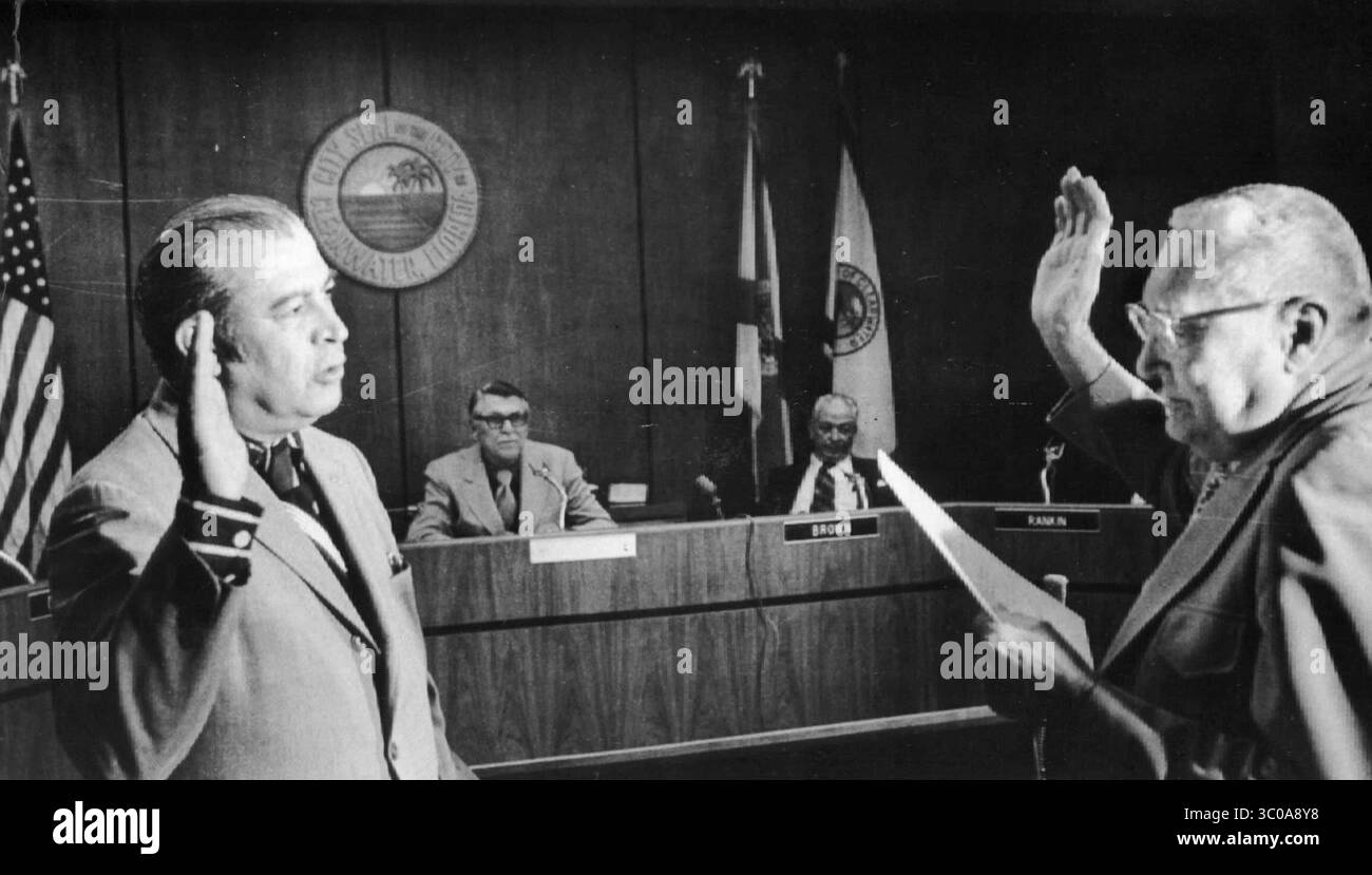 4. März 1975 - Clearwater, Florida, USA - für den scheidenden Bürgermeister H. EVERETT HOUGEN (R) war es eine Zeit für Witze und Erinnerungen an die Vergangenheit. Und für den neuen Bürgermeister GABRIEL CAZARES (L) war es eine Zeit für ein emotionales Versprechen des Amtseids und eine harte Rede über seine Ziele in den kommenden Jahren. (Foto: © Tampa Bay Times via ZUMA Wire) Stockfoto