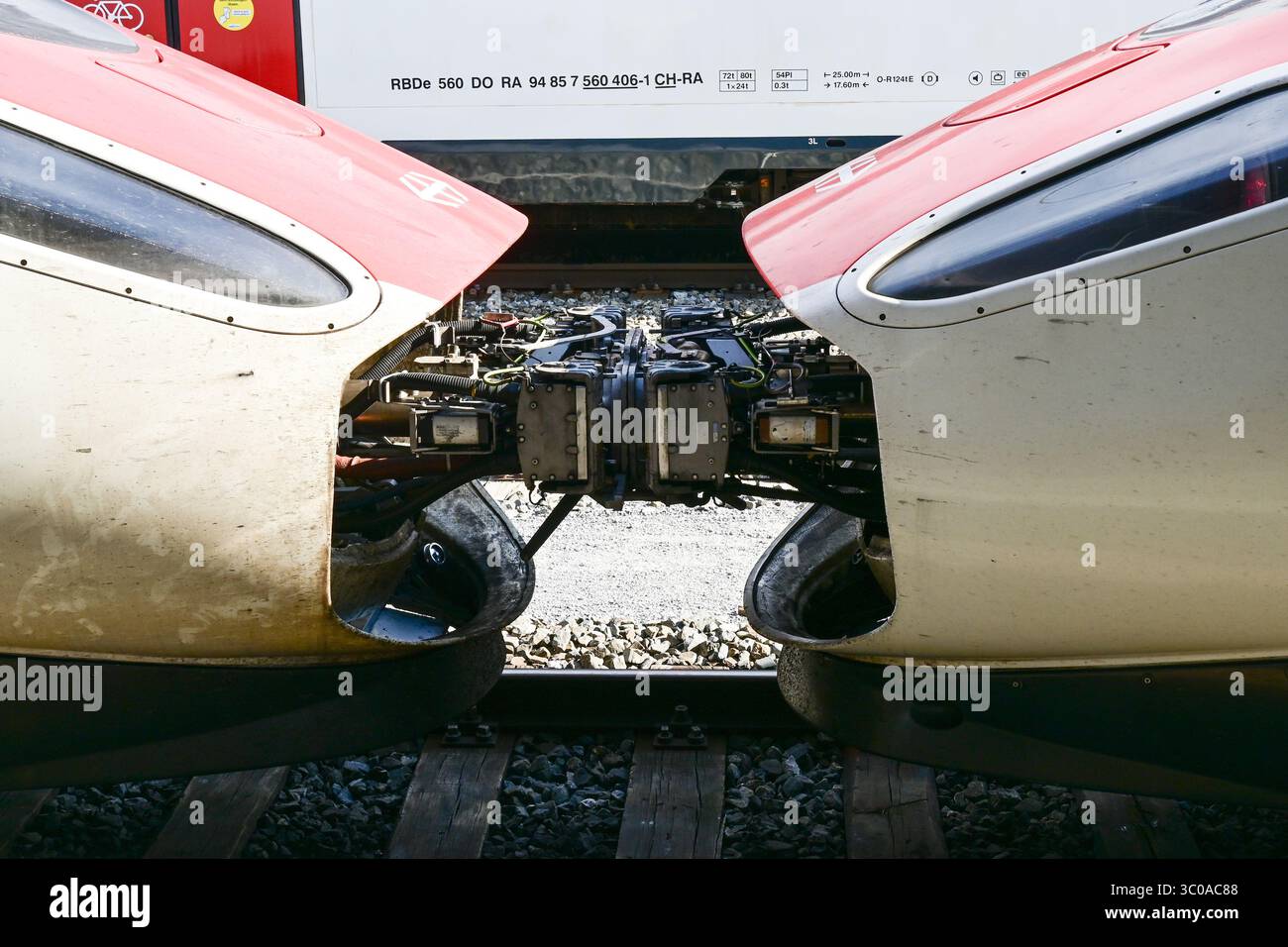 Kupplungen und Anschlusseinrichtungen von zwei Überlandschnellzügen der Baureihe Rabe 503 Astoro am Bahnhof Brig, Schweiz Stockfoto