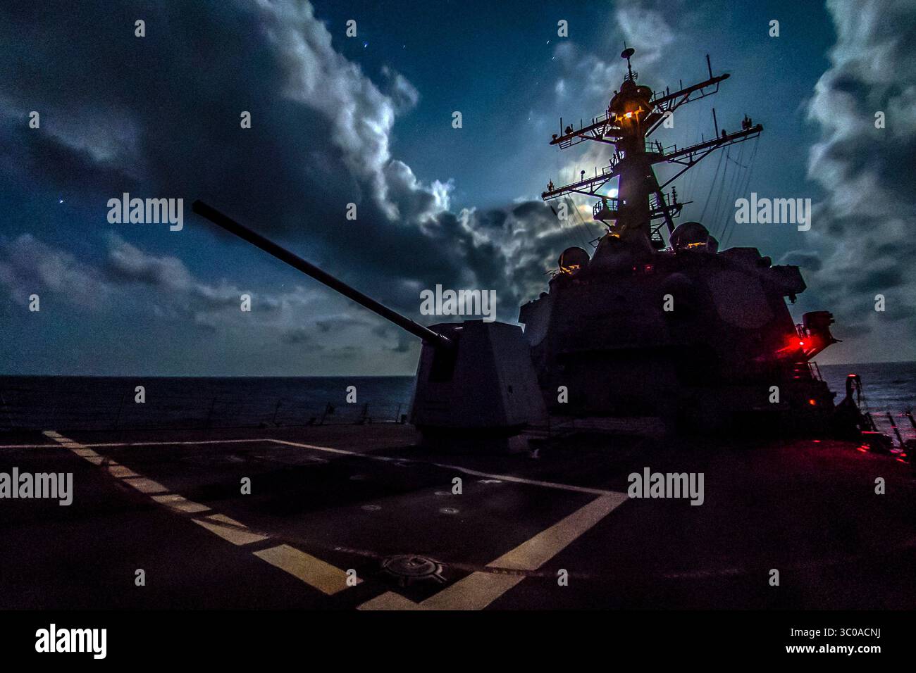 17. Oktober 2018 - Golf von Aden - der Raketenzerstörer USS Jason Dunham (DDG 109) operiert nachts im Golf von Aden. Jason Dunham wird in das Einsatzgebiet der 5. US-Flotte eingesetzt, um Marineoperationen zu unterstützen, um die Stabilität und Sicherheit des Seeverkehrs in der Zentralregion zu gewährleisten, indem er das Mittelmeer und den Pazifik durch den westlichen Indischen Ozean und drei strategische Drosselpunkte verbindet. (Kreditbild: © U.S. Navy/ZUMA Wire/ZUMAPRESS.com) Stockfoto