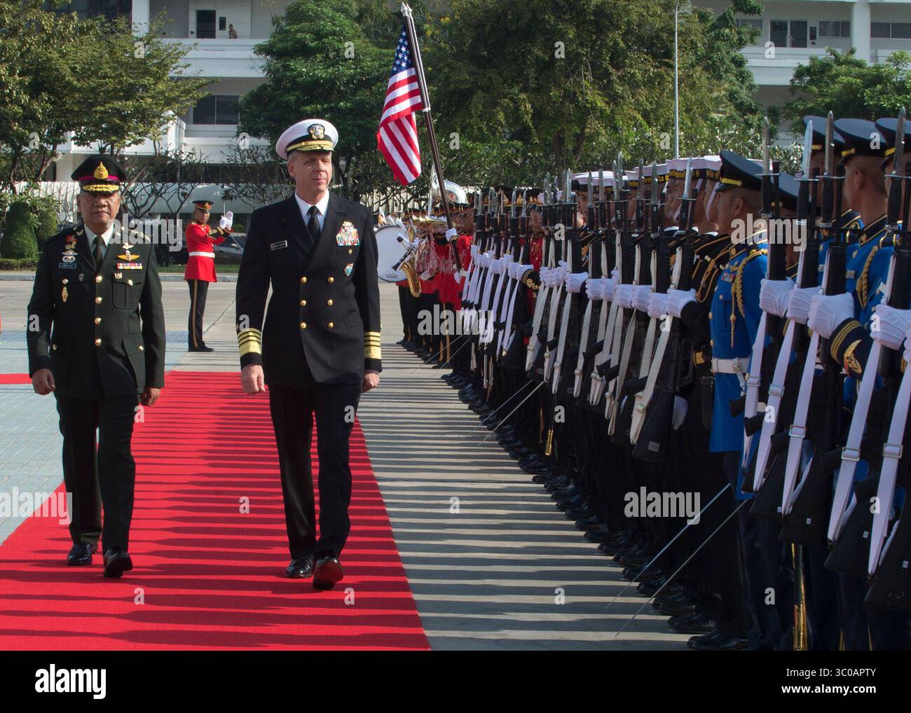 16. Oktober 2018 - Bangkok, Thailand - ADM. Phil Davidson, Befehlshaber des Indo-Pazifik-Kommandos der Vereinigten Staaten, Right, und Verteidigungschef der Royal Thai Armed Forces General Pornpipat Benyasri, nehmen an einer Ehrenveranstaltung Teil. Dies ist Davidson erster Besuch in Thailand als Kommandeur des Indo-Pazifik-Kommandos. (Kreditbild: © U.S. Navy/ZUMAPRESS.com/ZUMA Wire) Stockfoto