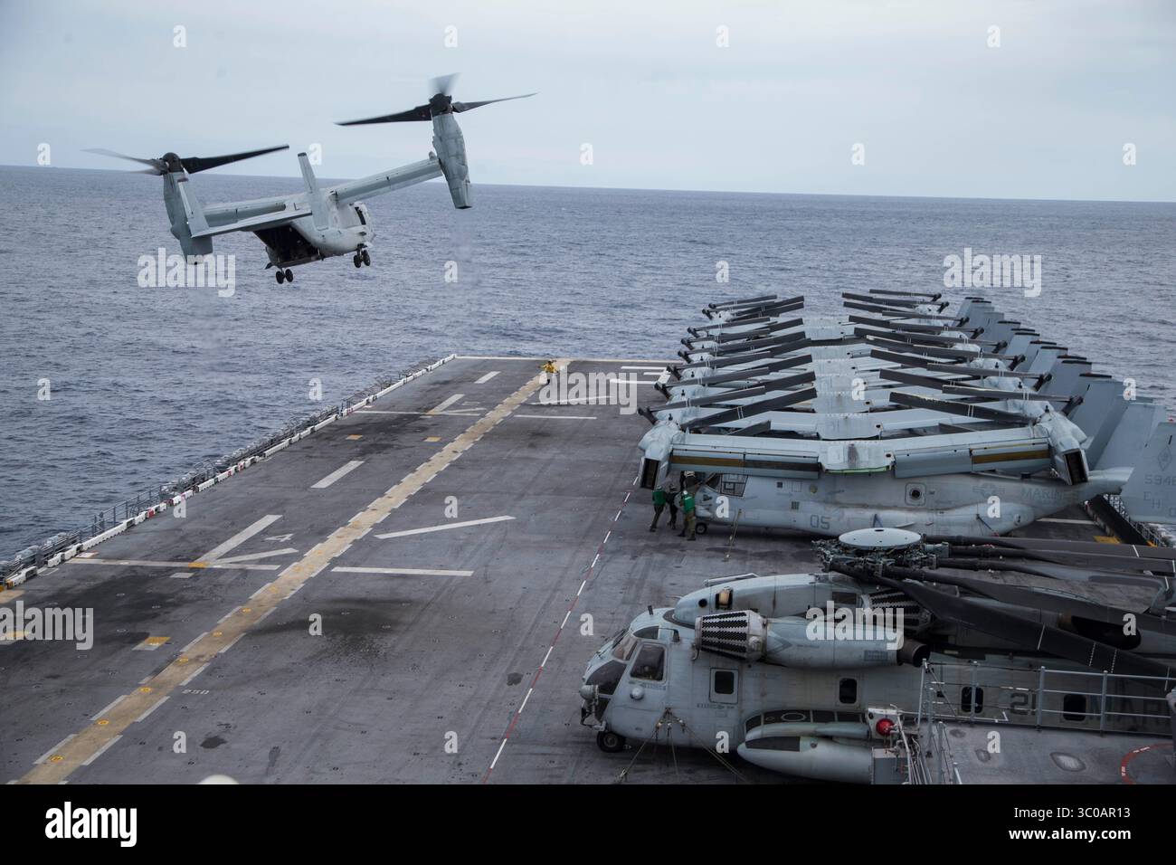 23. Oktober 2018 - Atlantischer Ozean - ein MV-22 Osprey, der der mittleren Tiltrotor-Geschwader (VMM) 264, 22. Marine Expeditionary Unit (MEU) angehört, verlässt das amphibische Angriffsschiff USS Kearsarge (LHD 3) während der Carrier Strike Group (CSG) 4 Composite Training Unit (COMPTUEX), Oktober. 18, 2018. COMPTUEX ist die letzte Übung vor dem Einsatz, die die Fähigkeiten der Kearsarge Amphibious Ready Group (ARG) und der 22nd Marine Expeditionary Unitâ (MEU) bestätigt, militärische Operationen auf See durchzuführen und Energie an Land zu projizieren, indem sie gemeinsam planen und ausführen von anspruchsvollen und realen Aufgaben Stockfoto