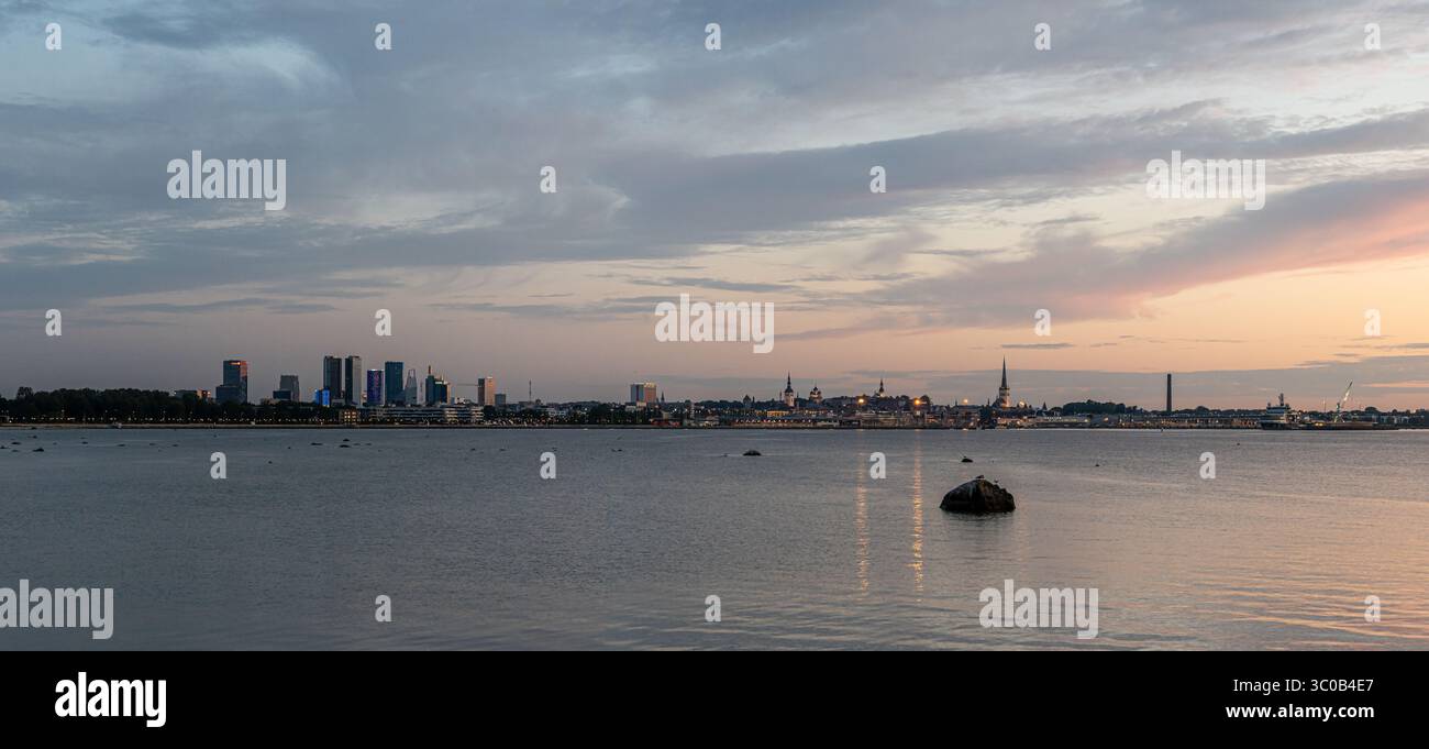 Panoramablick auf Tallinn über das Wasser von Pirita mit dramatischen Wolken – Stadtsilhouette der Ostseeküste und natürlichem Vordergrund Stockfoto
