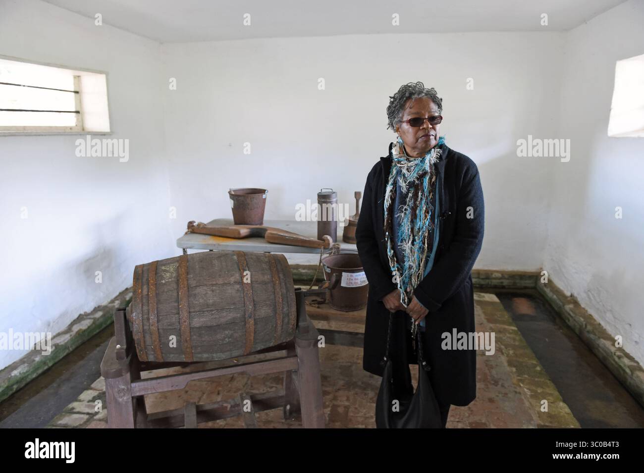 24. Oktober 2018 - Towson, MD, USA - Dr. Cheryl Janifer LaRoche, Associate Research Professor an der Historic Preservation Department der University of Maryland, ist im Inneren der Molkerei, ca. 1800, in der Hampton Planation am 24. Oktober 2018 abgebildet. Weibliche Sklaven würden Sahne und Butter aus frischer Milch von Kühen herstellen, die auf dem Bauernhof aufgezogen wurden. Laroche leitet ein zweijähriges Forschungsprojekt, um das Leben von Sklaven zu verfolgen, die in den 1700er Jahren auf der Hampton Planation lebten und arbeiteten (Kenneth K. Lam/Baltimore Sun/TNS) .Kenneth K. Lam/The Baltimore Sun fe-hampton-Plantage-Slaves Lam DSC 8009 (Bild: © Ken Stockfoto
