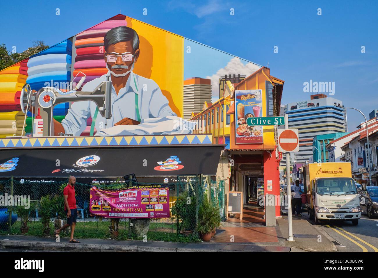 Ein farbenfrohes Wandgemälde eines indischen Schneiders an einer Hauswand in Clive St., Little India, Singapur; gemalt vom singapurischen Künstler Yip Yew Chong Stockfoto