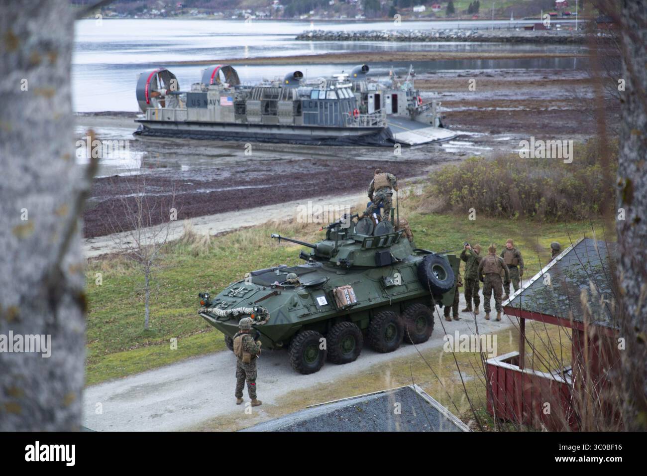 30. Oktober 2018 – Alvund, Norwegen – die US-Marines mit der 24. Marine Expeditionary Unit landen in einem Bradley Kampffahrzeug während der Übung Trident Junction am 18. Oktober 30, 2018 in Alvund, Norwegen. Die multinationale Übung ist die größte NATO-Übung seit 2015 und umfasst mehr als 50.000 Militärmitglieder aus 31 Ländern. (Kreditbild: © Averi Coppa Via ZUMA Wire) Stockfoto