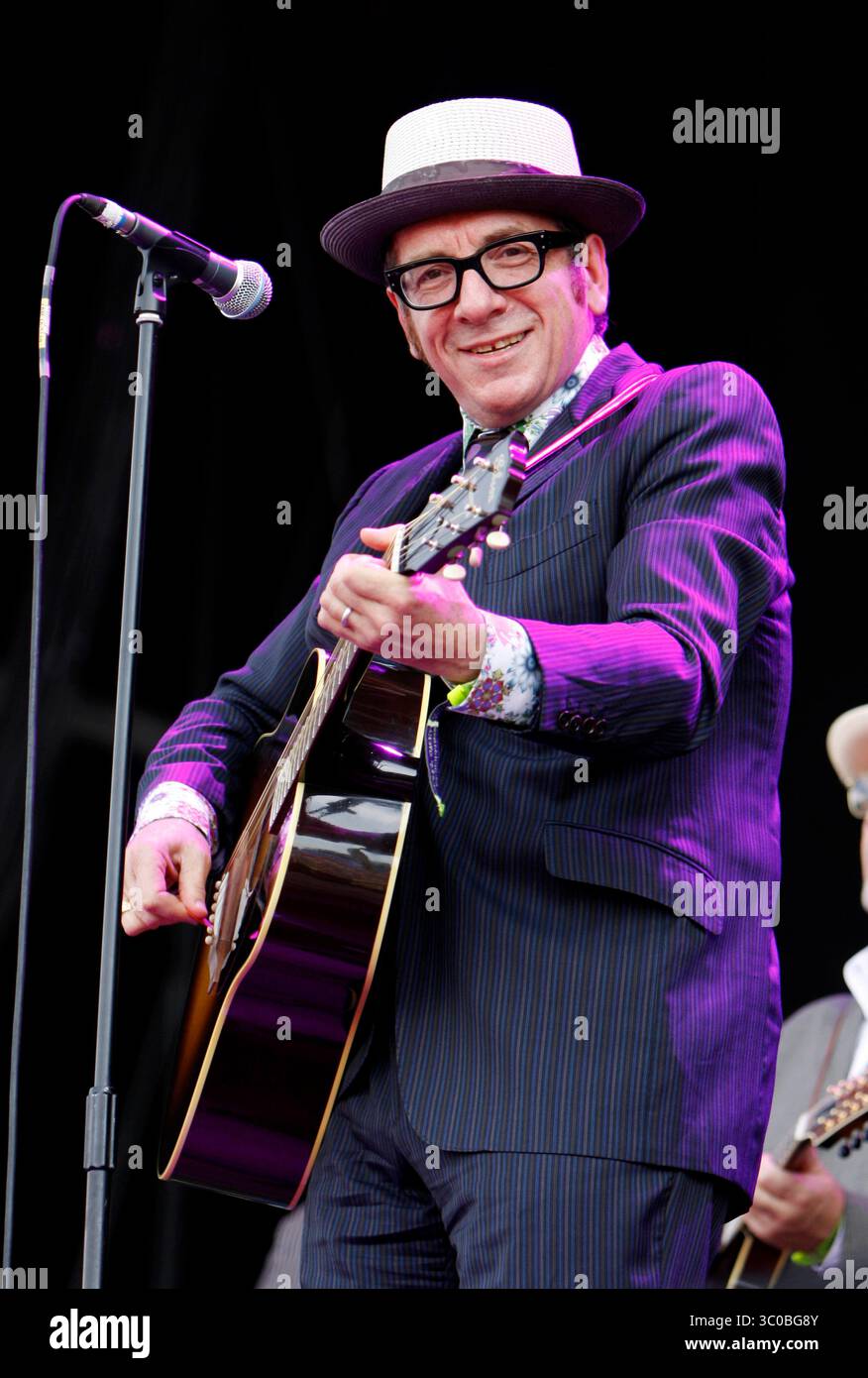 Elvis Costello bei Hard Rock Calling in London - 27. Juni 2010 Stockfoto