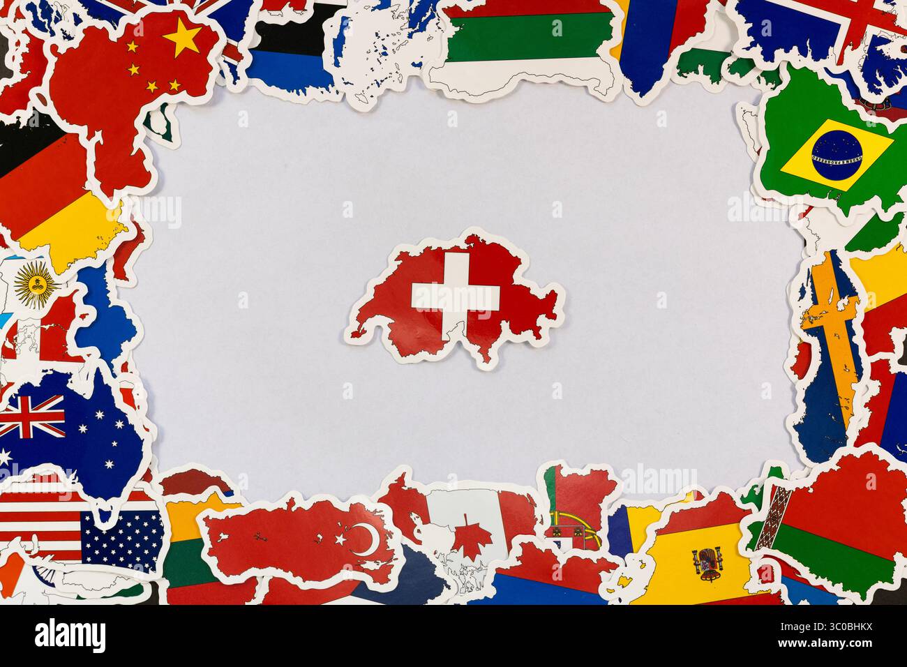Schweiz Länderkarte umgeben von globalen Kartenflaggen Stockfoto