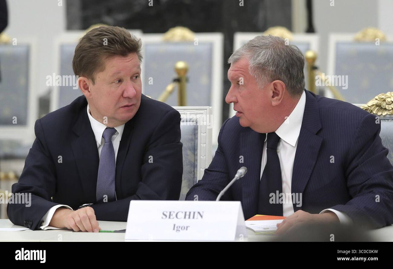 1. November 2018 - Moskau, Russland - Gazprom-CEO Alexei Miller, links, spricht mit Rosneft-CEO Igor Sechin, bevor ein Treffen mit deutschen Wirtschaftsführern im Kreml am 1. November 2018 in Moskau, Russland, beginnt. (Bild: © Kreml Pool via ZUMA Wire) Stockfoto