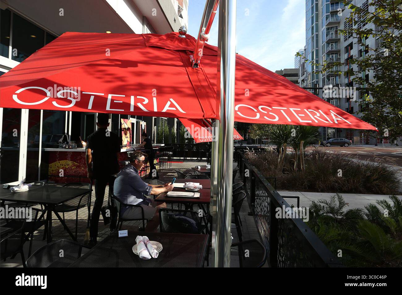 November 2018 - Tampa, Florida, USA - JAMES BORCHUCK | Times.Osteria Italian Bar & KitchenÃ¢â‚¬â„¢auf 4.700 Quadratmetern mit einer 1.500 Quadratfuß großen Außenterrasse verkörpert eine Mischung aus einem rustikalen italienischen Markt, einem feinen Restaurant und einer raffinierten Bar bis spät in die Nacht. Das vom Küchenchef geführte Menü umfasst über ein Dutzend frische hausgemachte Nudelgerichte, langsam geröstetes Fleisch, wilden Fisch und Meeresfrüchte, eine großzügige Pizza-Auswahl sowie eine herzhafte Auswahl an Wein und Craft-Cocktails. In einem harmonisierenden Raum werden italienische Klassiker aufgewertet und gefeiert. Osteria Italian Bar & Kitchen ist die Kreation des berühmten Küchenchefs Stockfoto
