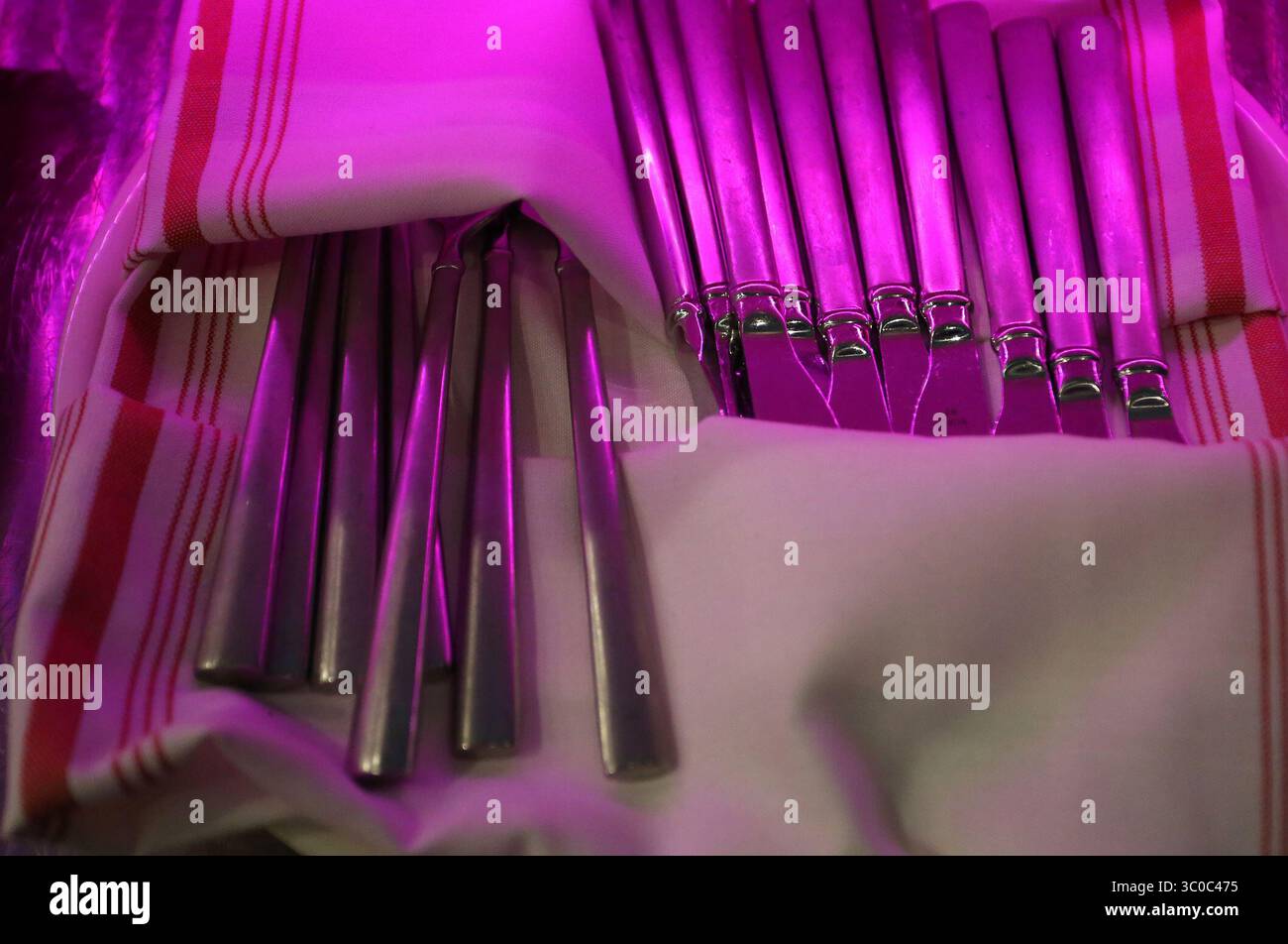 November 2018 - Tampa, Florida, USA - JAMES BORCHUCK | Times.Osteria Italian Bar & KitchenÃ¢â‚¬â„¢auf 4.700 Quadratmetern mit einer 1.500 Quadratfuß großen Außenterrasse verkörpert eine Mischung aus einem rustikalen italienischen Markt, einem feinen Restaurant und einer raffinierten Bar bis spät in die Nacht. Das vom Küchenchef geführte Menü umfasst über ein Dutzend frische hausgemachte Nudelgerichte, langsam geröstetes Fleisch, wilden Fisch und Meeresfrüchte, eine großzügige Pizza-Auswahl sowie eine herzhafte Auswahl an Wein und Craft-Cocktails. In einem harmonisierenden Raum werden italienische Klassiker aufgewertet und gefeiert. Osteria Italian Bar & Kitchen ist die Kreation des berühmten Küchenchefs Stockfoto