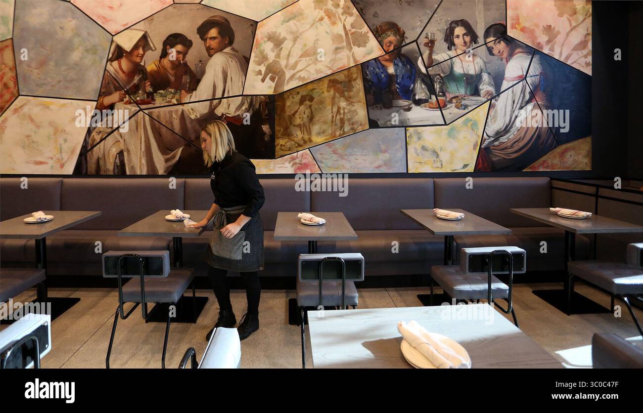 November 2018 - Tampa, Florida, USA - JAMES BORCHUCK | Times.Osteria Italian Bar & KitchenÃ•auf 4.700 Quadratmetern mit einer 1.500 Quadratfuß großen Außenterrasse verkörpert eine Mischung aus einem rustikalen italienischen Markt, einem feinen Restaurant und einer raffinierten Bar bis spät in die Nacht. Das vom Küchenchef geführte Menü umfasst über ein Dutzend frische hausgemachte Nudelgerichte, langsam geröstetes Fleisch, wilden Fisch und Meeresfrüchte, eine großzügige Pizza-Auswahl sowie eine herzhafte Auswahl an Wein und Craft-Cocktails. In einem harmonisierenden Raum werden italienische Klassiker aufgewertet und gefeiert. Osteria Italian Bar & Kitchen ist die Kreation des berühmten Küchenchefs Fabio Stockfoto