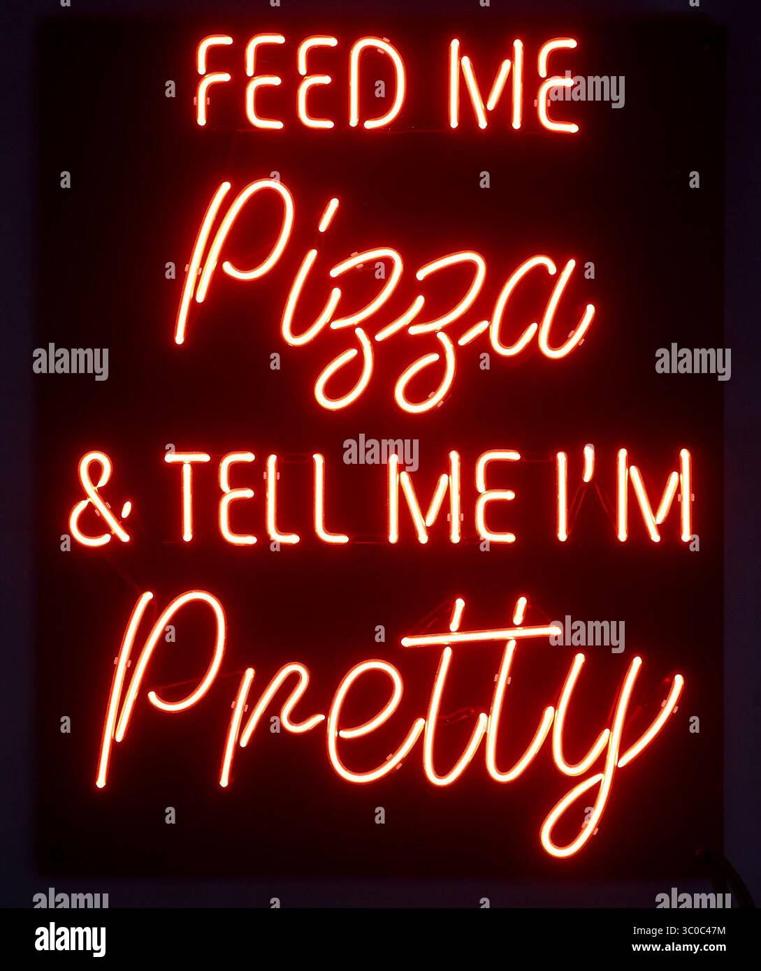 November 2018 - Tampa, Florida, USA - JAMES BORCHUCK | Times.Osteria Italian Bar & KitchenÃ¢â‚¬â„¢auf 4.700 Quadratmetern mit einer 1.500 Quadratfuß großen Außenterrasse verkörpert eine Mischung aus einem rustikalen italienischen Markt, einem feinen Restaurant und einer raffinierten Bar bis spät in die Nacht. Das vom Küchenchef geführte Menü umfasst über ein Dutzend frische hausgemachte Nudelgerichte, langsam geröstetes Fleisch, wilden Fisch und Meeresfrüchte, eine großzügige Pizza-Auswahl sowie eine herzhafte Auswahl an Wein und Craft-Cocktails. In einem harmonisierenden Raum werden italienische Klassiker aufgewertet und gefeiert. Osteria Italian Bar & Kitchen ist die Kreation des berühmten Küchenchefs Stockfoto