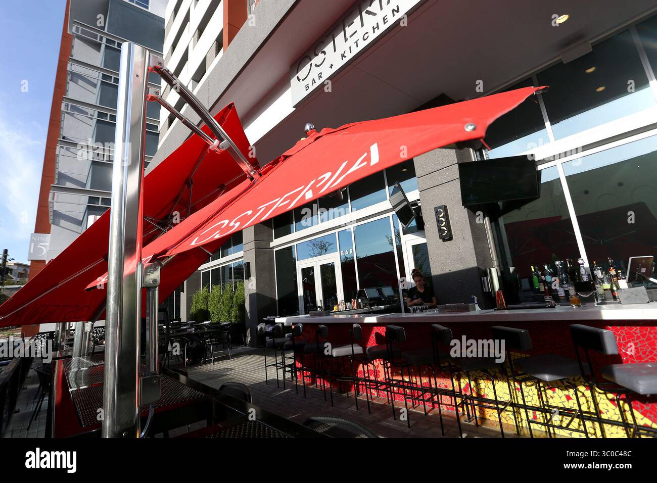 November 2018 - Tampa, Florida, USA - JAMES BORCHUCK | Times.Osteria Italian Bar & KitchenÃ¢â‚¬â„¢auf 4.700 Quadratmetern mit einer 1.500 Quadratfuß großen Außenterrasse verkörpert eine Mischung aus einem rustikalen italienischen Markt, einem feinen Restaurant und einer raffinierten Bar bis spät in die Nacht. Das vom Küchenchef geführte Menü umfasst über ein Dutzend frische hausgemachte Nudelgerichte, langsam geröstetes Fleisch, wilden Fisch und Meeresfrüchte, eine großzügige Pizza-Auswahl sowie eine herzhafte Auswahl an Wein und Craft-Cocktails. In einem harmonisierenden Raum werden italienische Klassiker aufgewertet und gefeiert. Osteria Italian Bar & Kitchen ist die Kreation des berühmten Küchenchefs Stockfoto