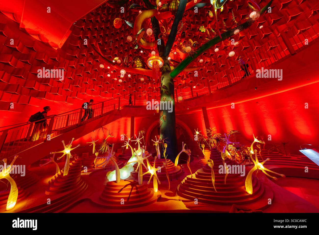 Der Baum des Lebens, das Innere des Turms der Sonne Skulptur und Gebäude des japanischen Künstlers Tarō Okamoto. Expo '70 Osaka Stockfoto