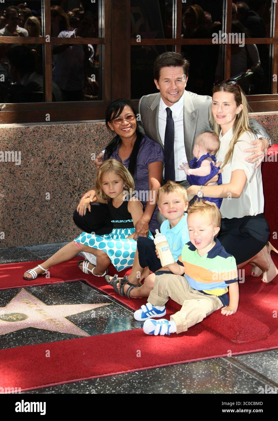Mark Wahlberg mit seiner Frau Rhea Durham, Nanny Cassie und seinen Kindern Ella, Michael, Margaret Grace und Brendan bei der Enthüllung seines Stars auf dem Hollywood Walk of Fame in Los Angeles am 29. Juli 2010 Stockfoto