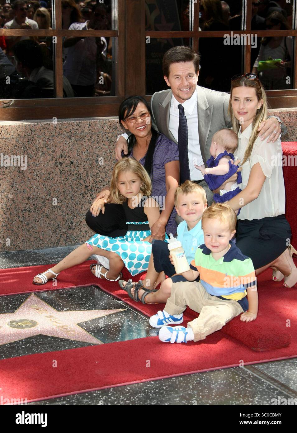 Mark Wahlberg mit seiner Frau Rhea Durham, Nanny Cassie und seinen Kindern Ella, Michael, Margaret Grace und Brendan bei der Enthüllung seines Stars auf dem Hollywood Walk of Fame in Los Angeles am 29. Juli 2010 Stockfoto