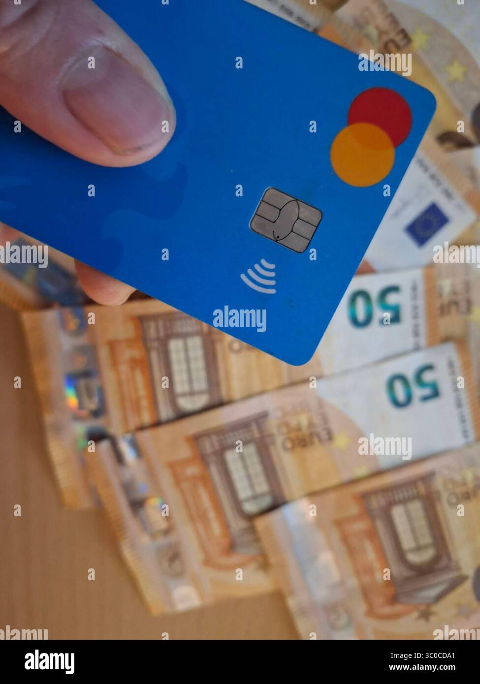 Stockbilder 07/2025 EC Karte mit Geld Hamburg Hamburg Deutschland *** Stockfotos 07 2025 EC Karte mit Geld Hamburg Deutschland Copyright: XLobeca/RalfxHomburgx Stockfoto