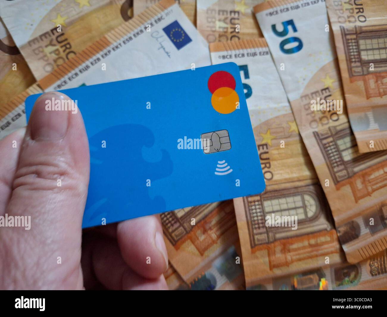 Stockbilder 07/2025 EC Karte mit Geld Hamburg Hamburg Deutschland *** Stockfotos 07 2025 EC Karte mit Geld Hamburg Deutschland Copyright: XLobeca/RalfxHomburgx Stockfoto