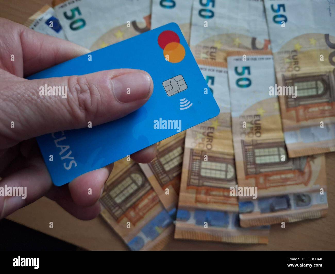 Stockbilder 07/2025 EC Karte mit Geld Hamburg Hamburg Deutschland *** Stockfotos 07 2025 EC Karte mit Geld Hamburg Deutschland Copyright: XLobeca/RalfxHomburgx Stockfoto