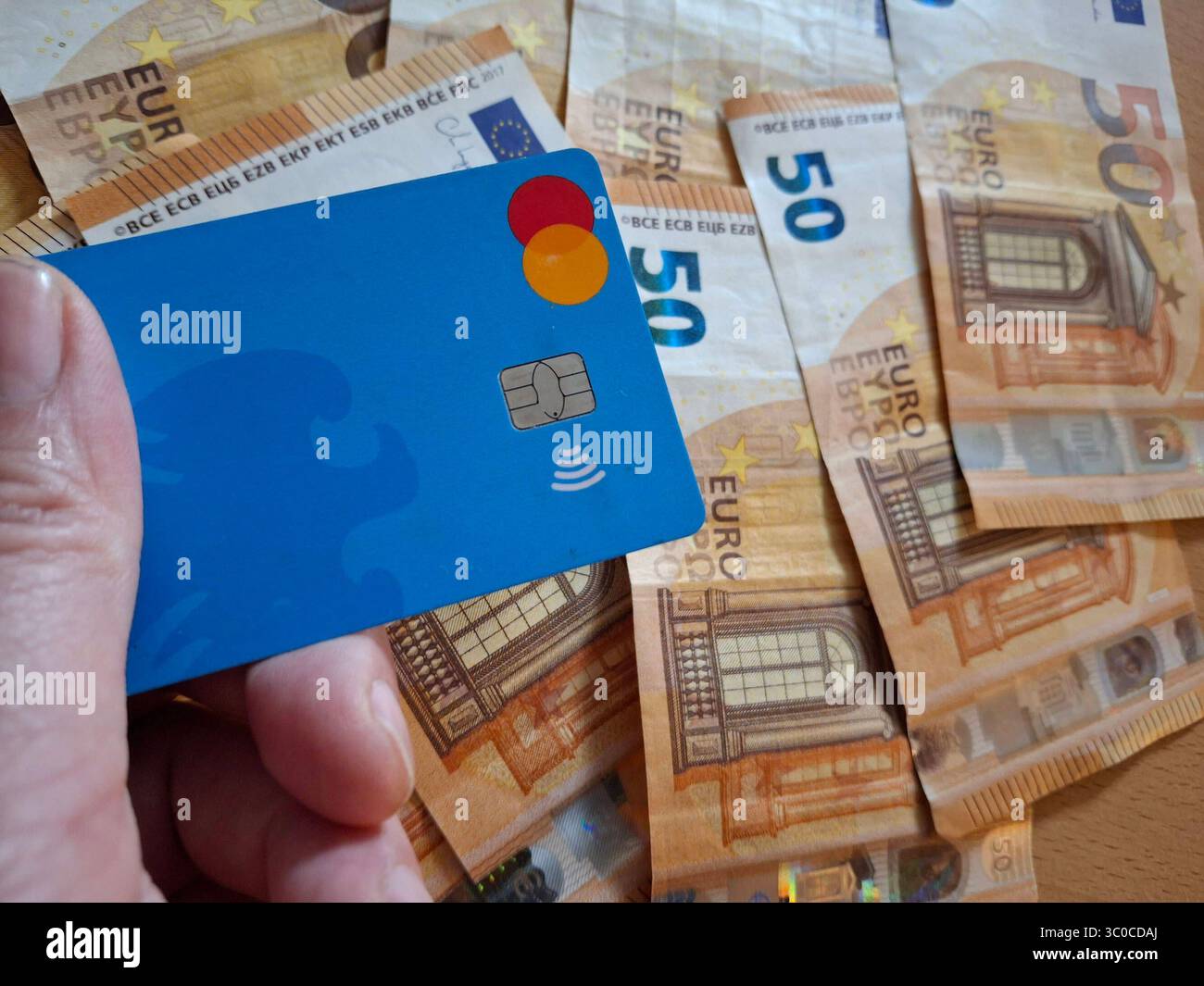 Stockbilder 07/2025 EC Karte mit Geld Hamburg Hamburg Deutschland *** Stockfotos 07 2025 EC Karte mit Geld Hamburg Deutschland Copyright: XLobeca/RalfxHomburgx Stockfoto