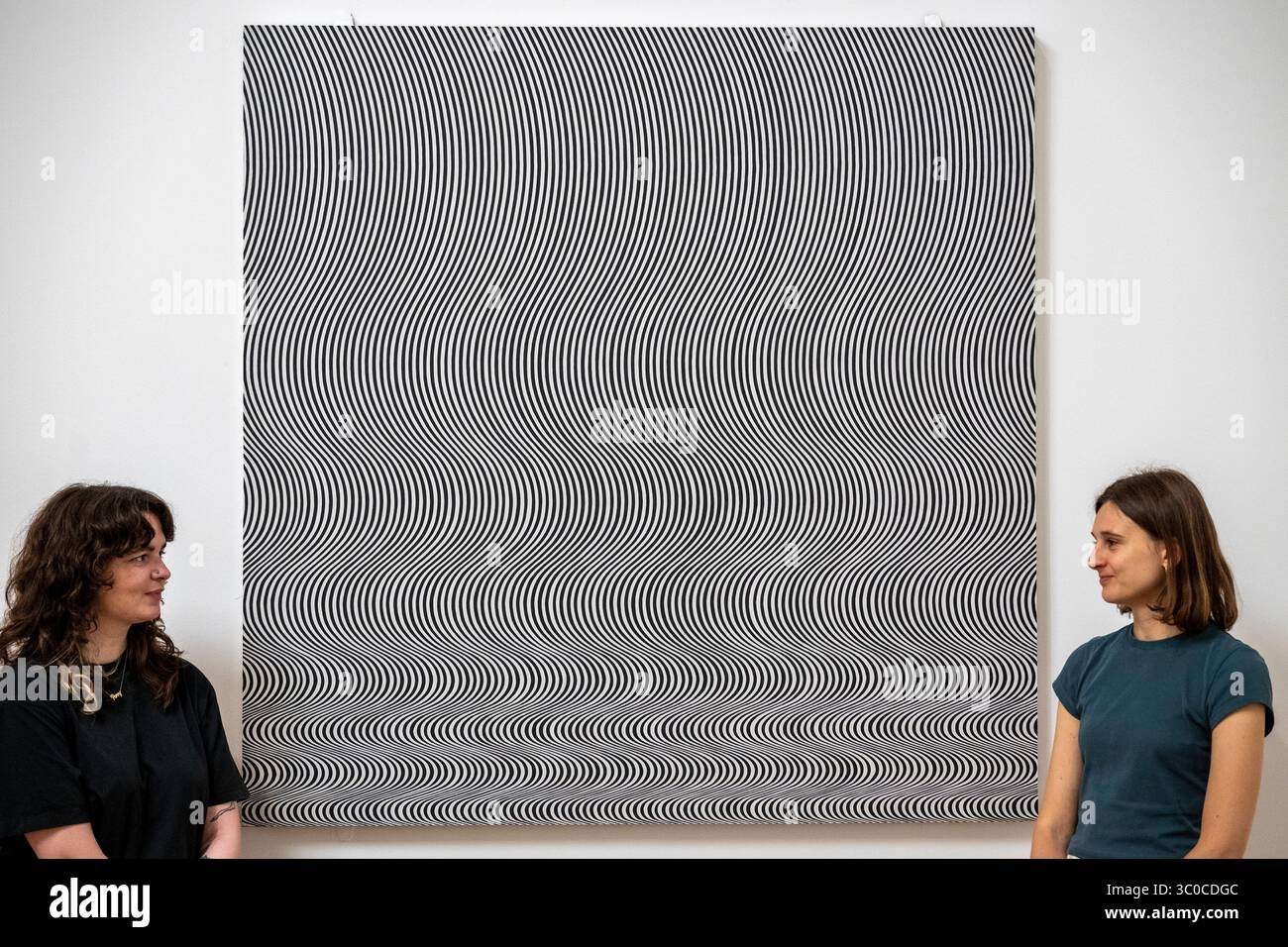 London, Großbritannien. 21. Juli 2025. Mitarbeiter mit dem neu restaurierten „Fall“, 1963, von Bridget Riley bei einer neuen Ausstellung von Werken von Bridget Riley im Tate Britain, die weiterhin die sensorische Erfahrung des Sehens erforschen. Quelle: Stephen Chung / Alamy Live News Stockfoto London, Großbritannien. 21. Juli 2025. Mitarbeiter mit dem neu restaurierten „Fall“, 1963, von Bridget Riley bei einer neuen Ausstellung von Werken von Bridget Riley im Tate Britain, die weiterhin die sensorische Erfahrung des Sehens erforschen. Quelle: Stephen Chung / Alamy Live News Stockfoto