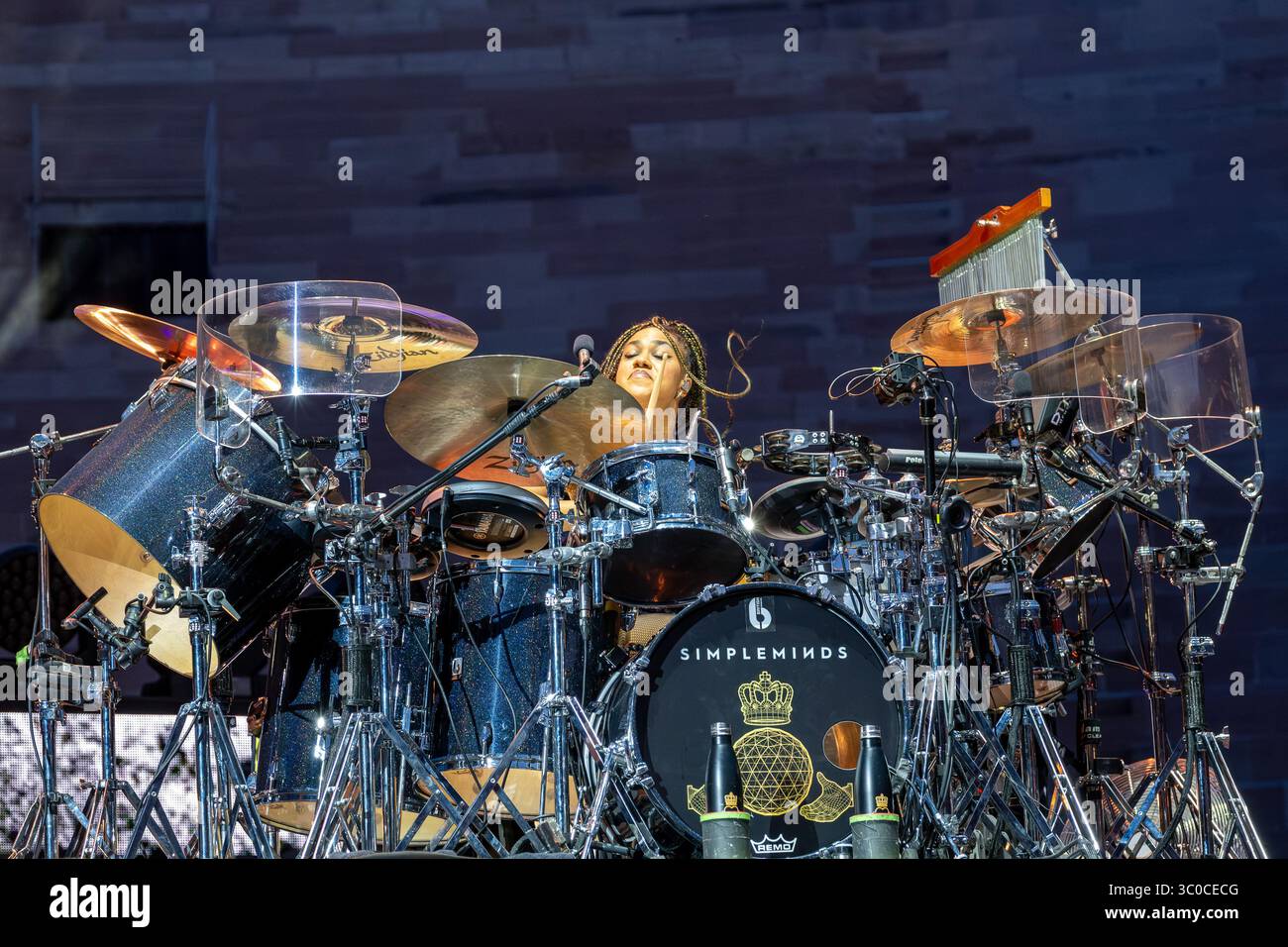 Cherisse Osei, Schlagzeuger von Simple Minds auf der Bühne während ihres Live-Konzerts in der Arena di Verona. 7. Juli 2025, Verona Italien. Stockfoto