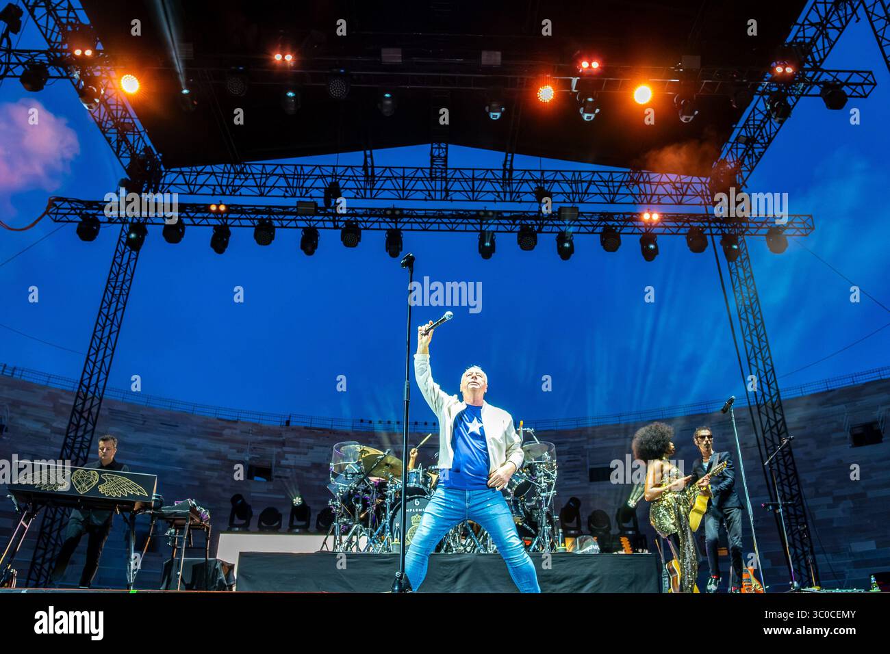 Die Simple Minds auf der Bühne während ihres Live-Konzerts in der Arena di Verona. 7. Juli 2025, Verona Italien. Stockfoto