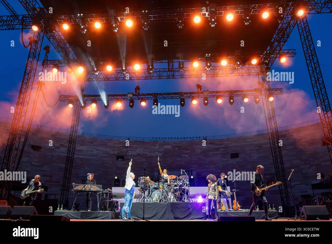 Die Simple Minds auf der Bühne während ihres Live-Konzerts in der Arena di Verona. 7. Juli 2025, Verona Italien. Stockfoto