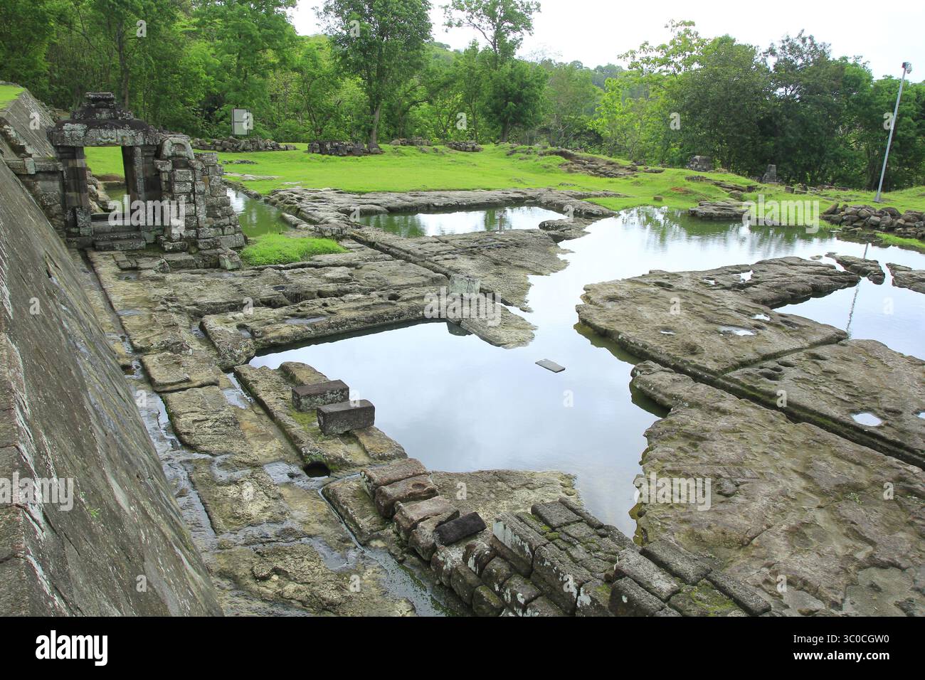 Swimmingpool im Komplex des historischen Gebäudes des Ratu Boko Palace. Stockfoto