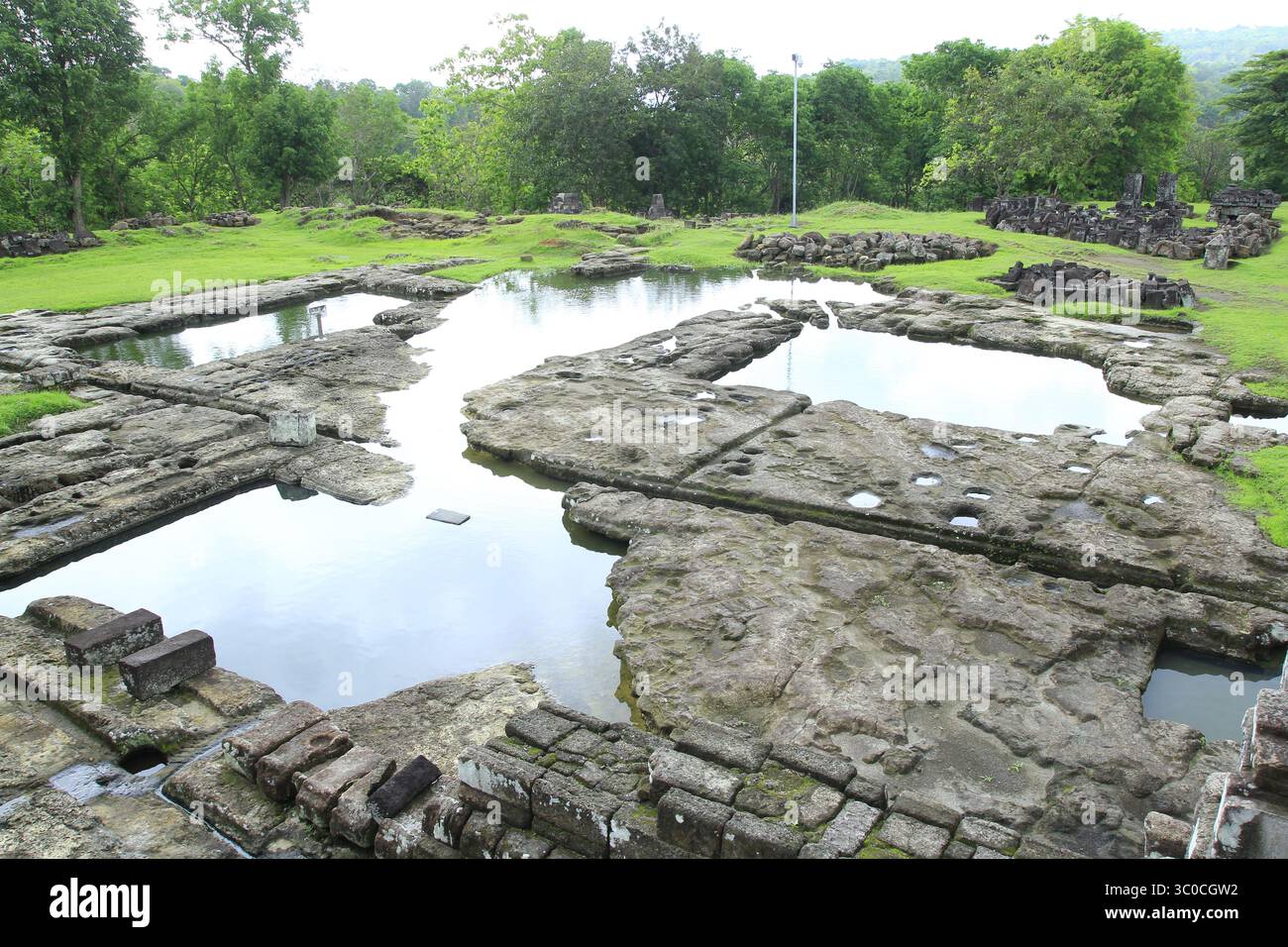 Swimmingpool im Komplex des historischen Gebäudes des Ratu Boko Palace. Stockfoto