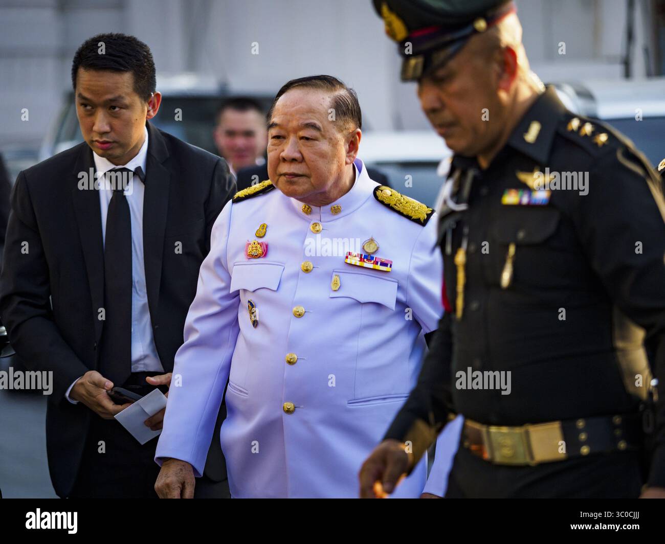 3. November 2018 - Bangkok, Thailand - General PRAWIT WONGSUWAN, stellvertretender Premierminister Thailands, trifft am ersten Tag der Beerdigung von Vichai Srivaddhanaprabha in Wat Debsirin ein. Vichai war der Besitzer von King Power, einem thailändischen Duty-Free-Konglomerat, und dem Leicester City Club, einem britischen Fußballteam der Premier League. Er starb bei einem Hubschrauberabsturz auf dem Parkplatz des King Power Stadions in Leicester nach einem Spiel am 27. Oktober. Vichai war Thailands fünftreichster Mann. Die Beerdigung wird voraussichtlich eine Woche dauern. (Bild: © Sean Edison/ZUMA Wire) Stockfoto