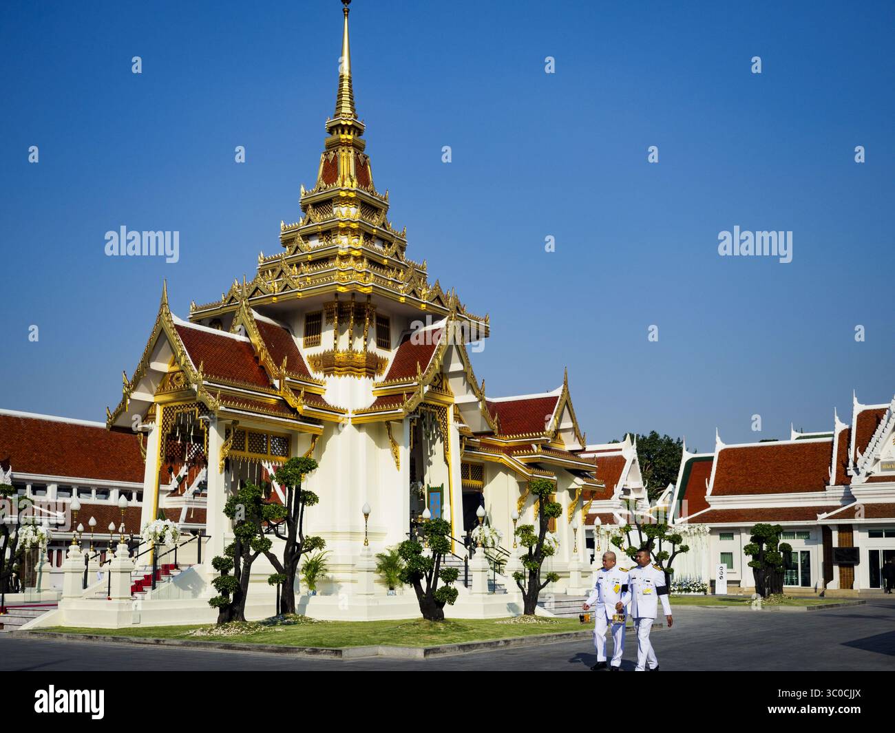 3. November 2018 - Bangkok, Bangkok, Thailand - Teilnehmer der Beerdigung von Vichai Srivaddhanaprabha gehen am ersten Tag der Beerdigung für Vichai am Krematorium des Wat Debsirin vorbei. Vichai war der Besitzer von King Power, einem thailändischen Duty-Free-Konglomerat, und dem Leicester City Club, einem britischen Fußballteam der Premier League. Er starb bei einem Hubschrauberabsturz im King Power Stadion in Leicester nach einem Spiel am 27. Oktober. Vichai war Thailands fünftreichster Mann. Die Beerdigung wird voraussichtlich eine Woche dauern. (Bild: © Sean Edison/ZUMA Wire) Stockfoto