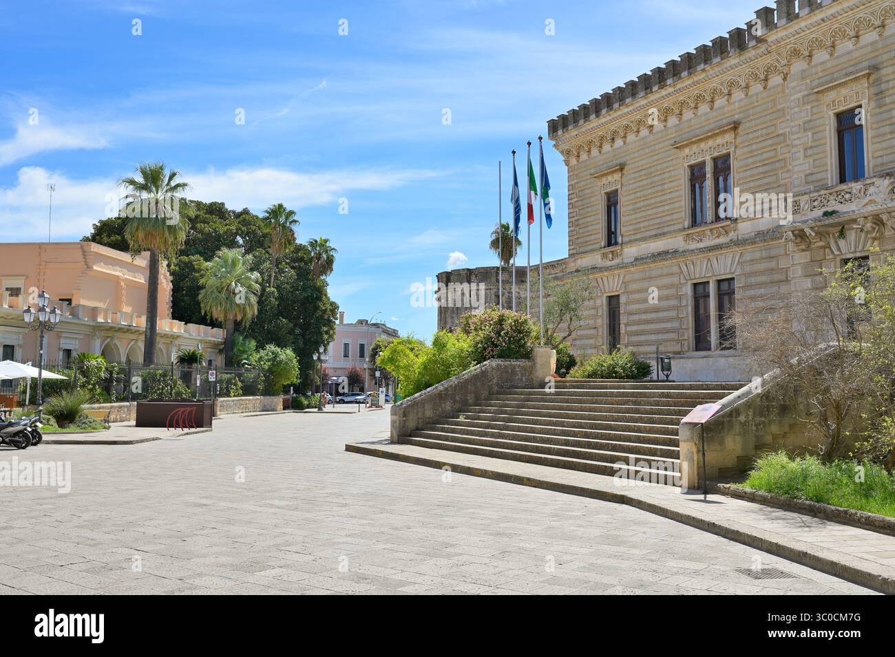 Nardo, Apulien, Italien - 15. September 2024 - Stadtplatz mit barockem Palast Castello Acquaviva di Nardo. Stockfoto
