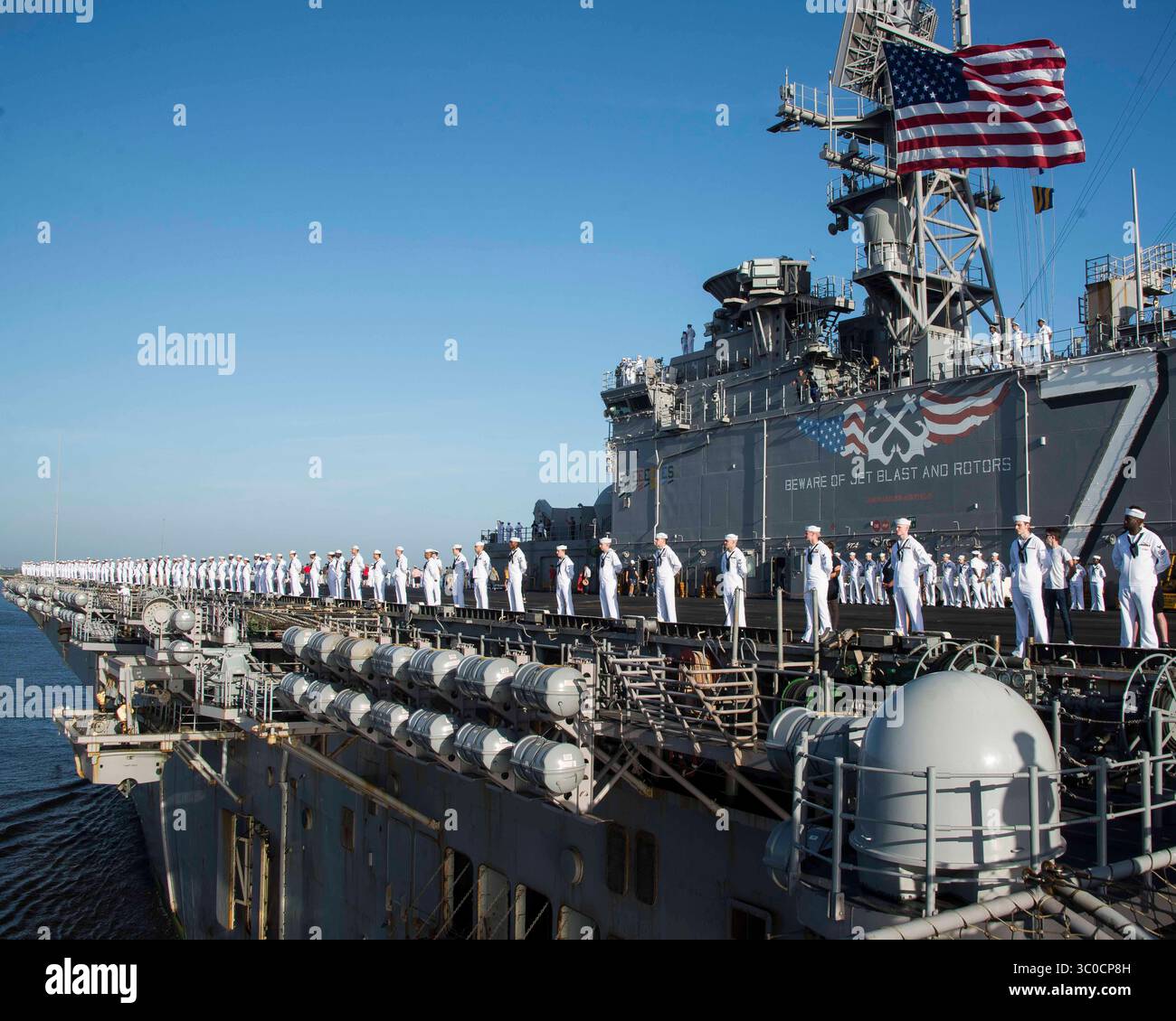 9. August 2018 – Atlantischer Ozean – die MASailors bemannen die Schienen, als das amphibische Angriffsschiff USS Iwo Jima (LHD 7) der Wasp-Klasse nach seinem Einsatz in seinen Heimatflughafen der Marinestation Mayport einfährt. Die Iwo Jima Amphibious Ready Group absolvierte einen regelmäßigen sechsmonatigen Einsatz in den Einsatzgebieten der 5. Und 6. Flotte. (Kreditbild: © U.S. Navy/ZUMA Wire/ZUMAPRESS.com) Stockfoto