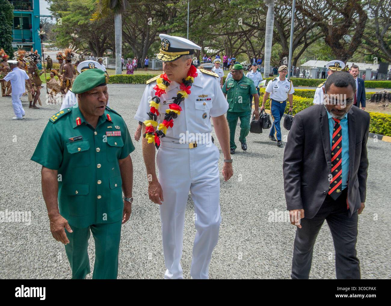 August 2018 - Port Moresby, Papua-Neuguinea - Brig. General Gilbert Toropo, links, Papua-Neuguinea-Kommandeur der Verteidigungsstreitkräfte, ADM. Phil Davidson, Kommandeur des Indo-Pazifik-Kommandos (USINDOPACOM), und Papua-Neuguineas Verteidigungsminister Trevor Meauri gehen zu einem Treffen in der Murray-Kaserne. Das ist Davidsons erster Besuch in Papua-Neuguinea als USINDOPACOM-Kommandant. (Kreditbild: © U.S. Navy/ZUMA Wire/ZUMAPRESS.com) Stockfoto