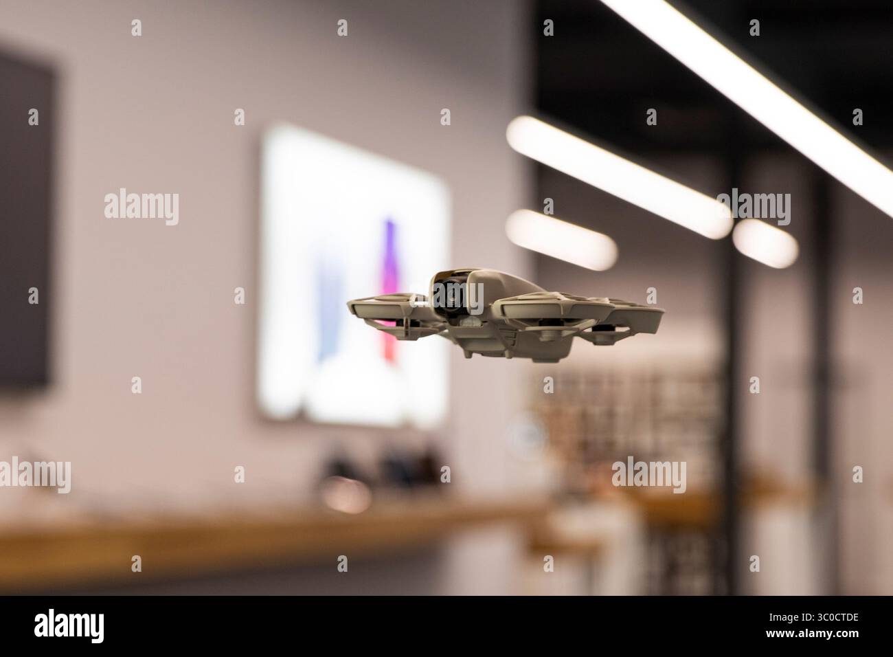 Unbemannte Luftfahrzeuge, Innovation und Luftfotografie. Moderne Drohnen in Innenräumen, Technologien der Zukunft Stockfoto