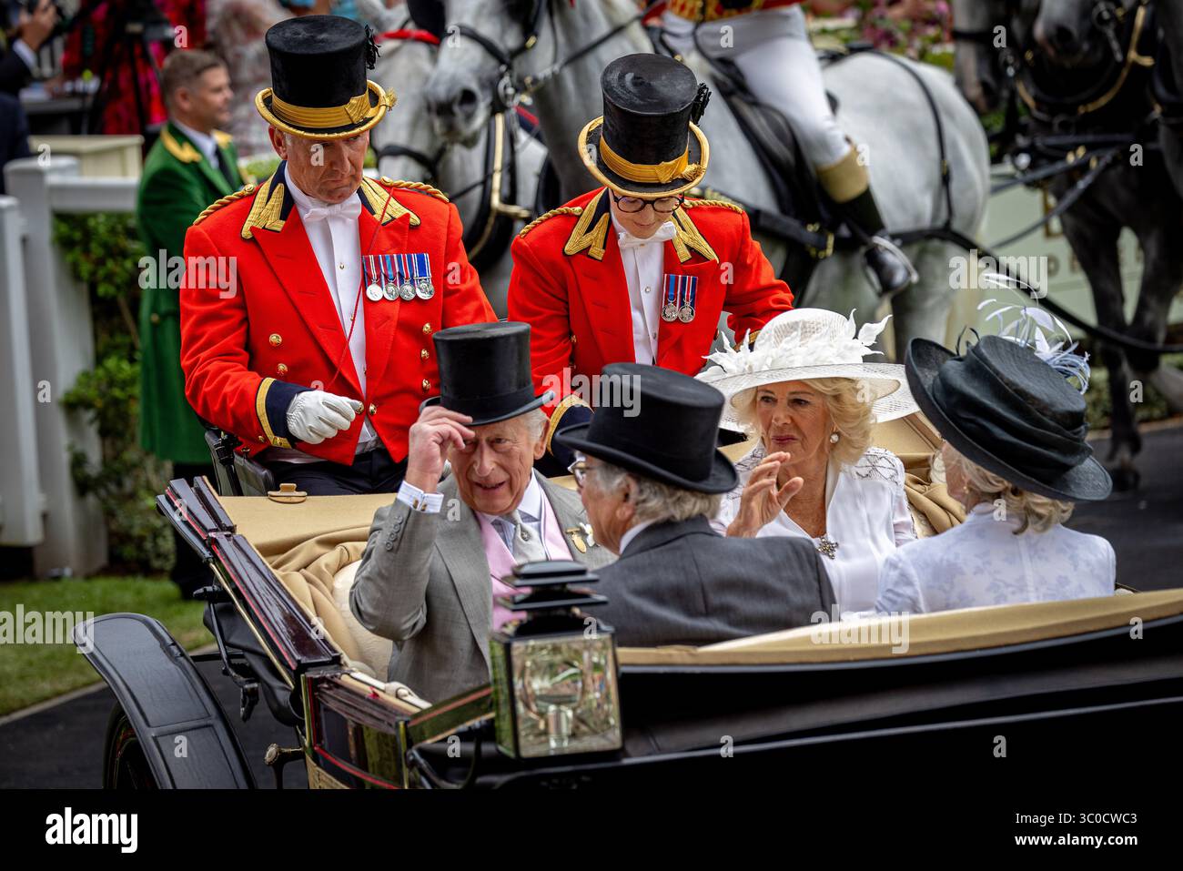 Mitglieder der britischen Königsfamilie, darunter König Karl III., Königin Camilla, Prinzessin Royal, Zara Tindall, Sarah Ferguson, Prinzessin Beatrice besucht Tag vier von Royal Ascot 2025 Stockfoto