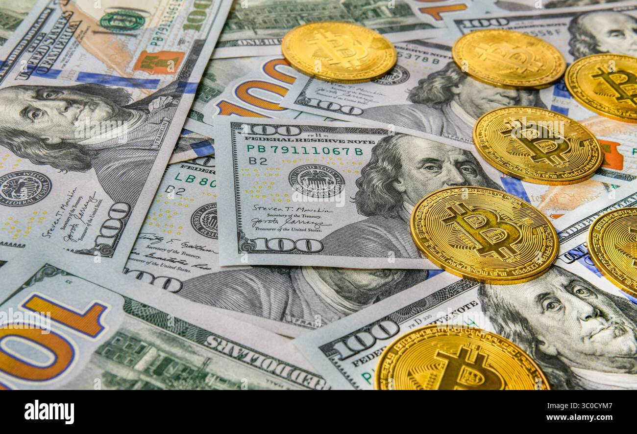 Bitcoin Münzen Kryptowährung und Papiergeld100 US-Dollar-Scheine, virtuelle Währung. Finanz- und Investitionskonzept. Stockfoto