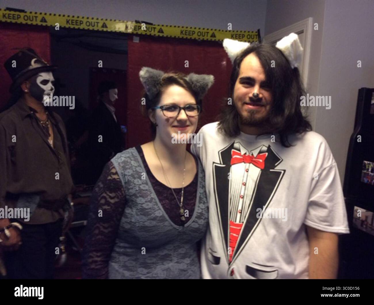 31. Oktober 2018 – USA – die Braut Amber Sultz trug einen Katzenanzug. Ihr Bräutigam, Donovin Franco, war ein Wolf. Sie heirateten an Halloween in Kansas City. (Bild: © Eric Adler/Kansas City Star/TNS via ZUMA Wire) Stockfoto