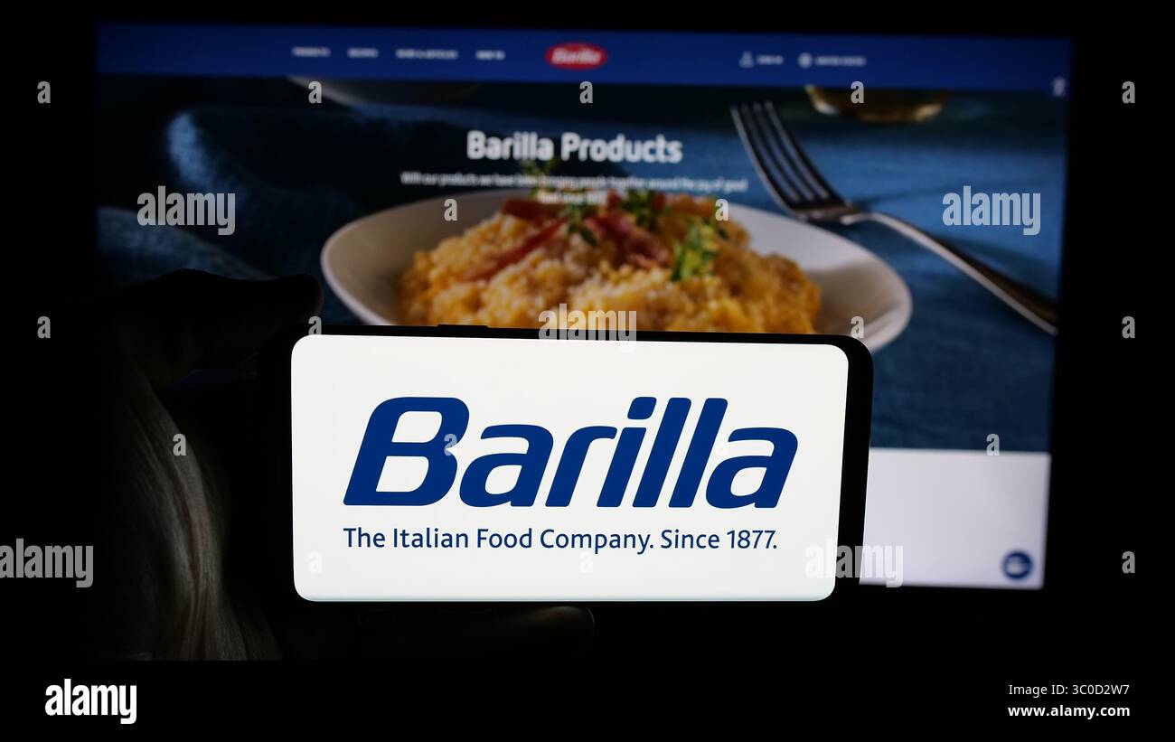 Stuttgart, Deutschland - 16.05.2025: Person, die ein Mobiltelefon mit dem Logo des italienischen Lebensmittelunternehmens Barilla auf dem Bildschirm vor der Webseite hält. Stockfoto