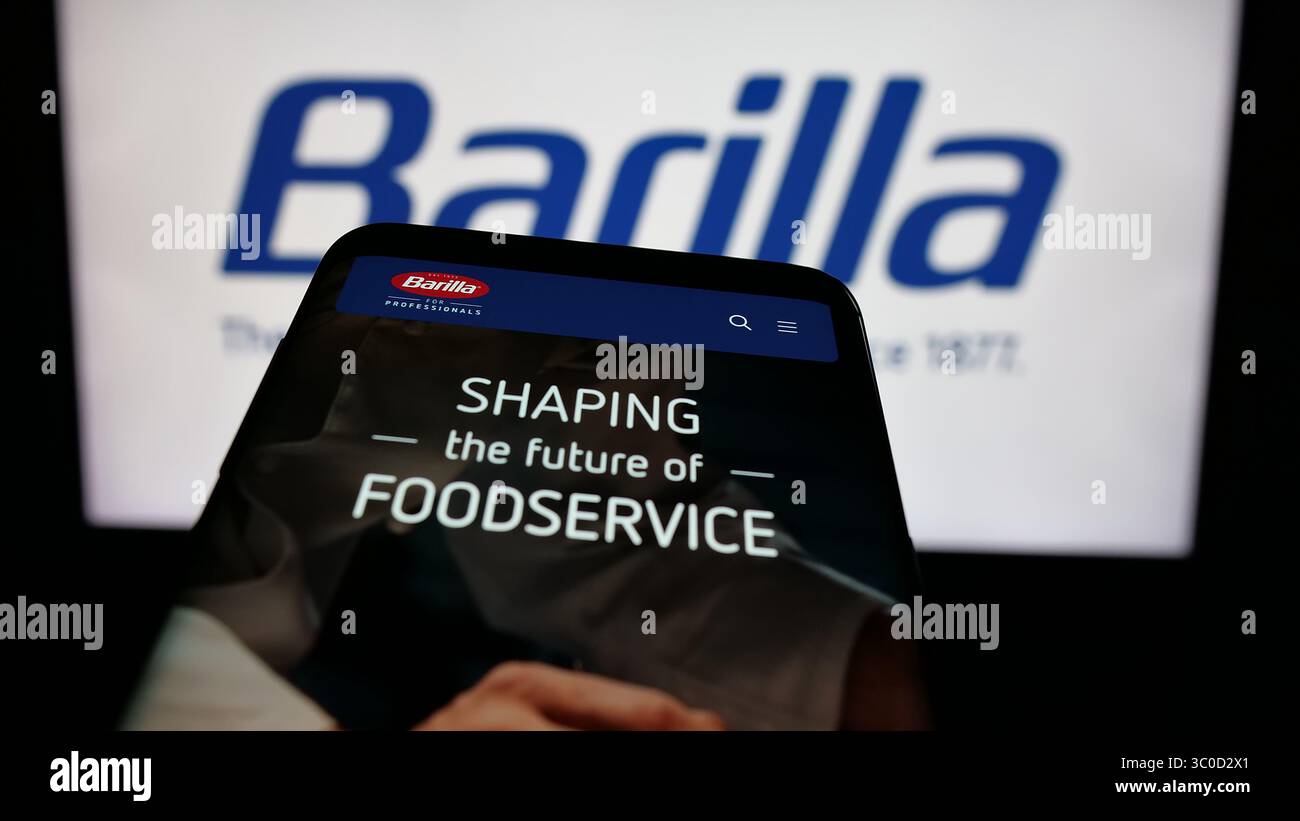 Stuttgart, Deutschland - 16.05.2025: Mobiltelefon mit Website des italienischen Lebensmittelunternehmens Barilla auf dem Bildschirm vor dem Logo. Stockfoto