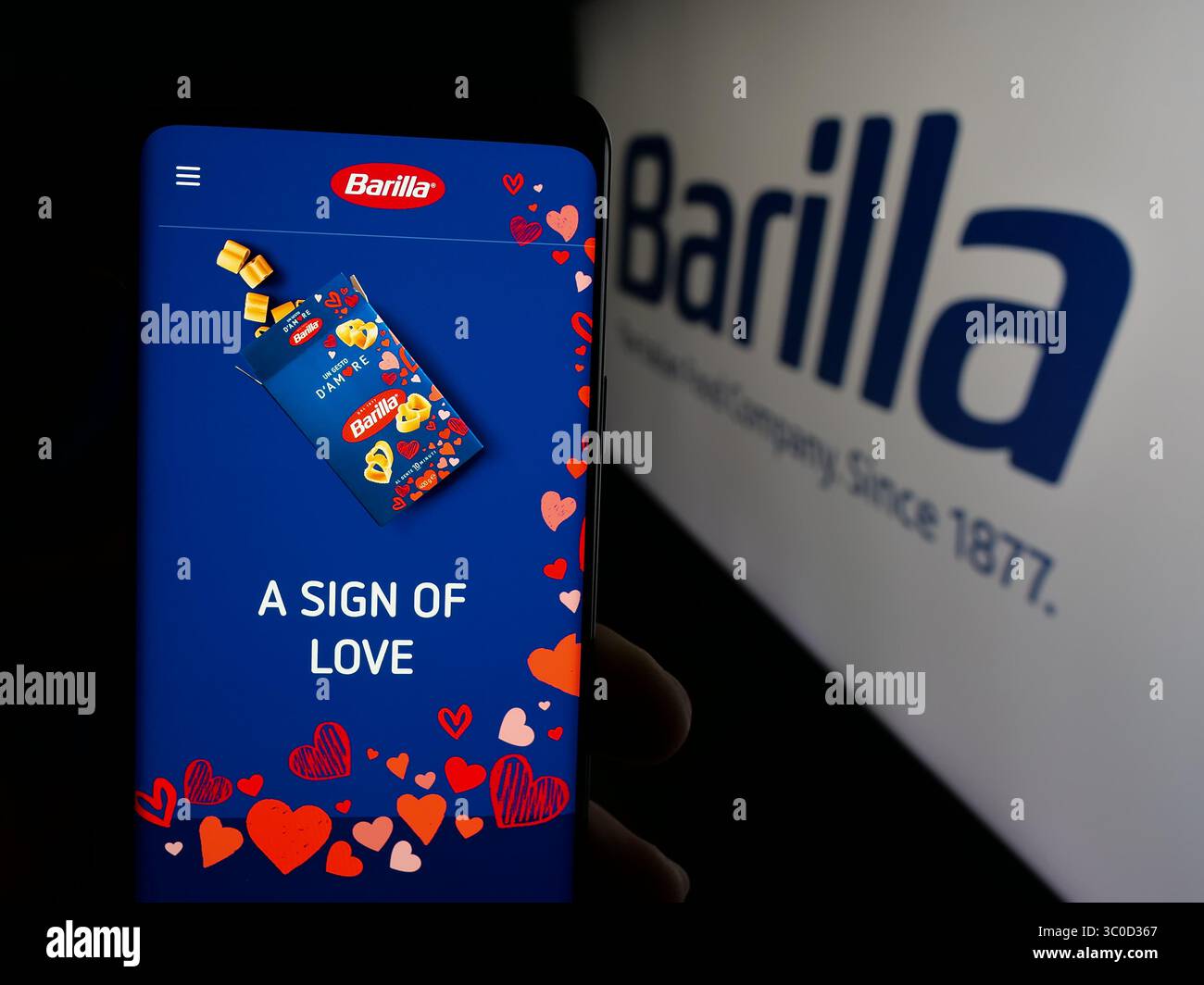 Stuttgart, Deutschland - 16.05.2025: Person, die ein Handy hält, mit der Webseite des italienischen Lebensmittelunternehmens Barilla vor dem Logo auf dem Bildschirm. Stockfoto
