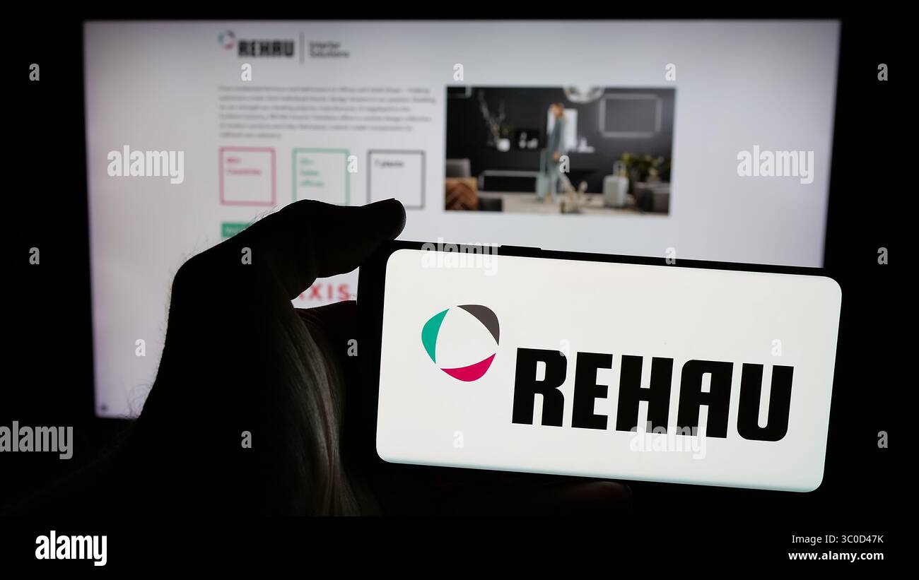 Stuttgart, Deutschland - 17.05.2025: Person, die ein Mobiltelefon mit dem Logo des Kunststoffunternehmens Rehau Group auf dem Bildschirm vor der Webseite hält. Stockfoto