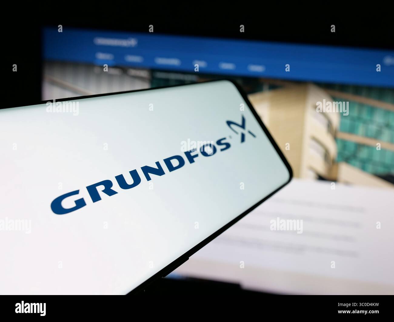 Stuttgart, Deutschland - 17.05.2025: Smartphone mit Logo des Pumpenherstellers Grundfos Group auf dem Bildschirm vor der Website. Stockfoto