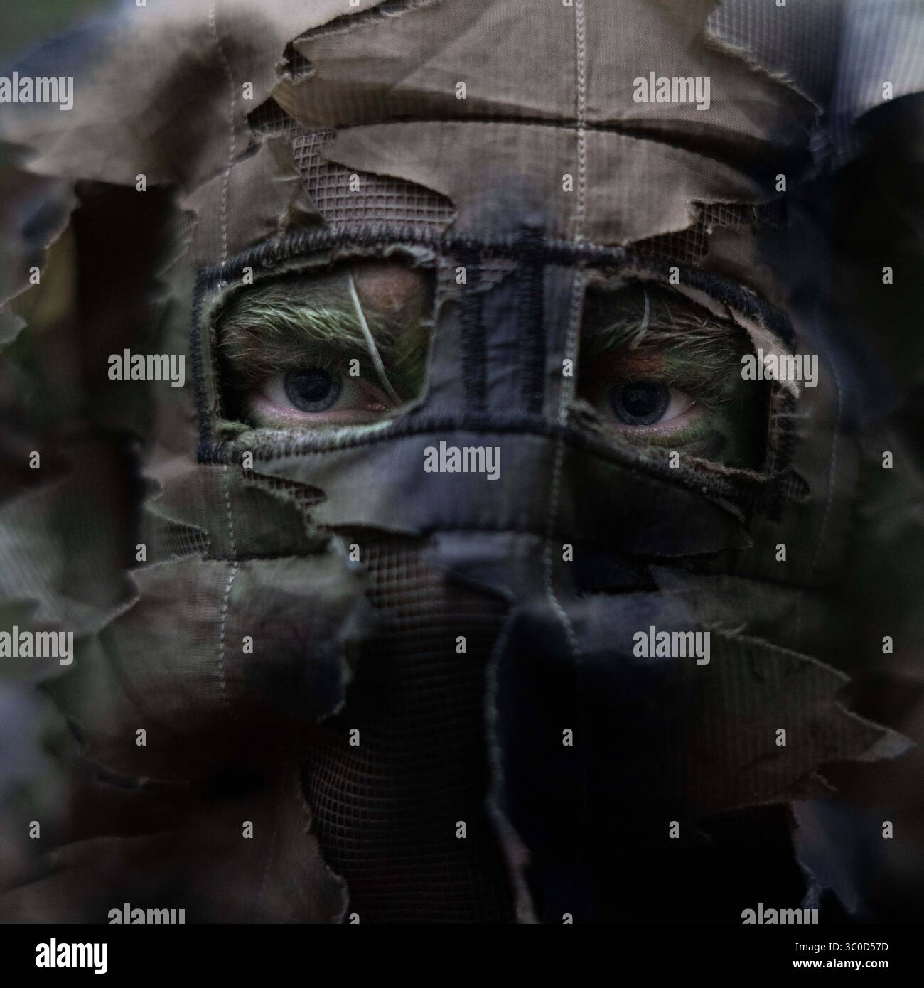 5. November 2018 – Hjerkinn, Norwegen – Ein französischer Soldat mit den Chasseurs-Alpins-Gebirgskommandos trägt eine Tarnghille-Maske, um sie während der Übung Trident Juncture am 18. November 2018 in Hjerkinn, Norwegen, zu verbergen. Die multinationale Übung ist die größte NATO-Übung seit 2015 und umfasst mehr als 50.000 Militärmitglieder aus 31 Ländern. (Kreditbild: © Rob Kunzing via ZUMA Wire) Stockfoto 5. November 2018 – Hjerkinn, Norwegen – Ein französischer Soldat mit den Chasseurs-Alpins-Gebirgskommandos trägt eine Tarnghille-Maske, um sie während der Übung Trident Juncture am 18. November 2018 in Hjerkinn, Norwegen, zu verbergen. Die multinationale Übung ist die größte NATO-Übung seit 2015 und umfasst mehr als 50.000 Militärmitglieder aus 31 Ländern. (Kreditbild: © Rob Kunzing via ZUMA Wire) Stockfoto