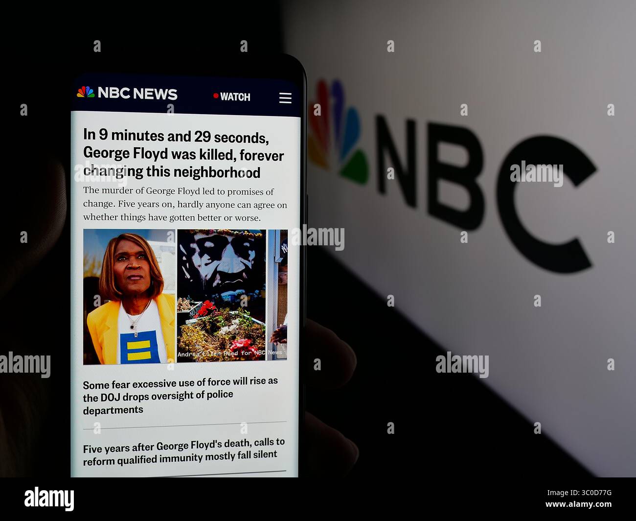 Stuttgart, Deutschland - 25.05.2025: Person, die ein Smartphone hält, mit Webseite des Netzwerks National Broadcasting Company (NBC) vor dem Logo auf dem Bildschirm. Stockfoto
