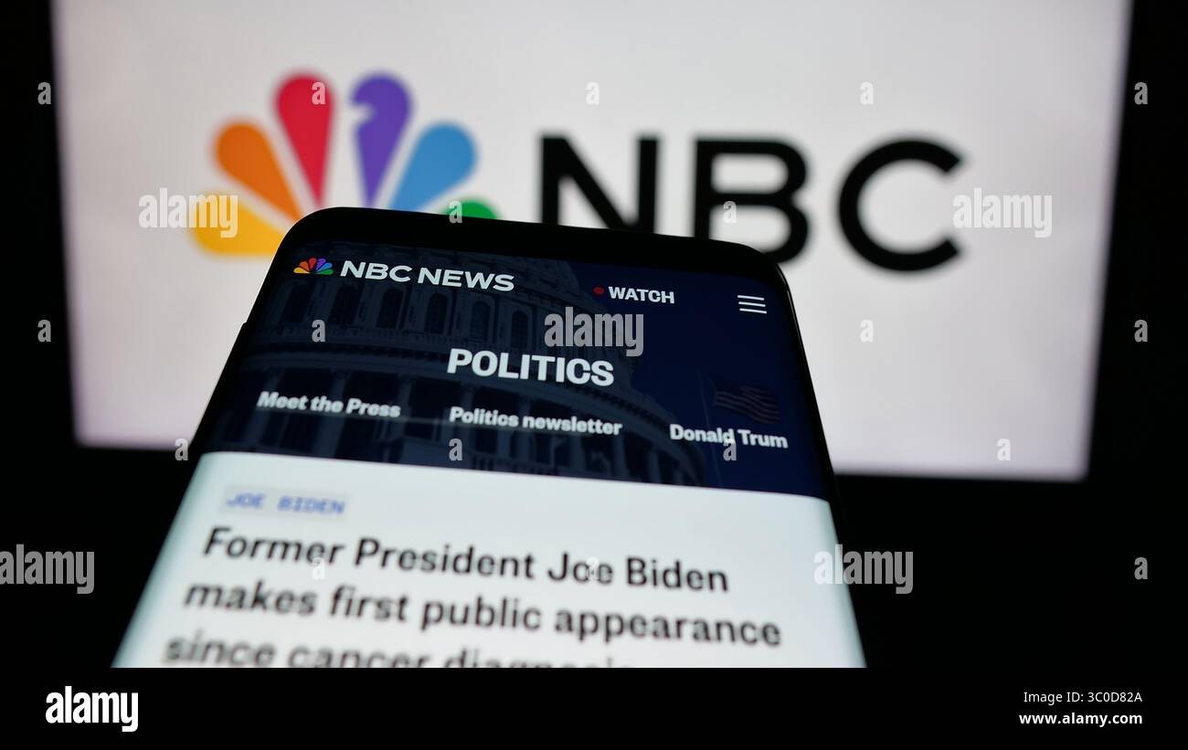 Stuttgart, Deutschland - 25.05.2025: Mobiltelefon mit Website des Netzes National Broadcasting Company (NBC) auf dem Bildschirm vor dem Logo. Stockfoto
